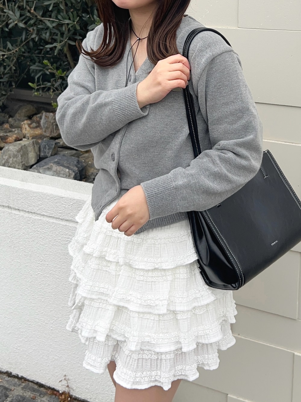 「WEARyouthコーデ、今日のコーデ、プチプラ、韓国ファッション、春コーデ、ミニスカート、カーディガン、カジュアルガーリー、バレエコア、ティアードスカート、グレー、モノトーン、モノトーンコーデ、お出かけコーデ、休日スタイル」｜「amoodのBeidelli（カーディガン/ボレロ、グレー系）」を使った、momo🐇さん（骨格ストレート・レディース・153cm）の春コーディネートの2枚目の写真