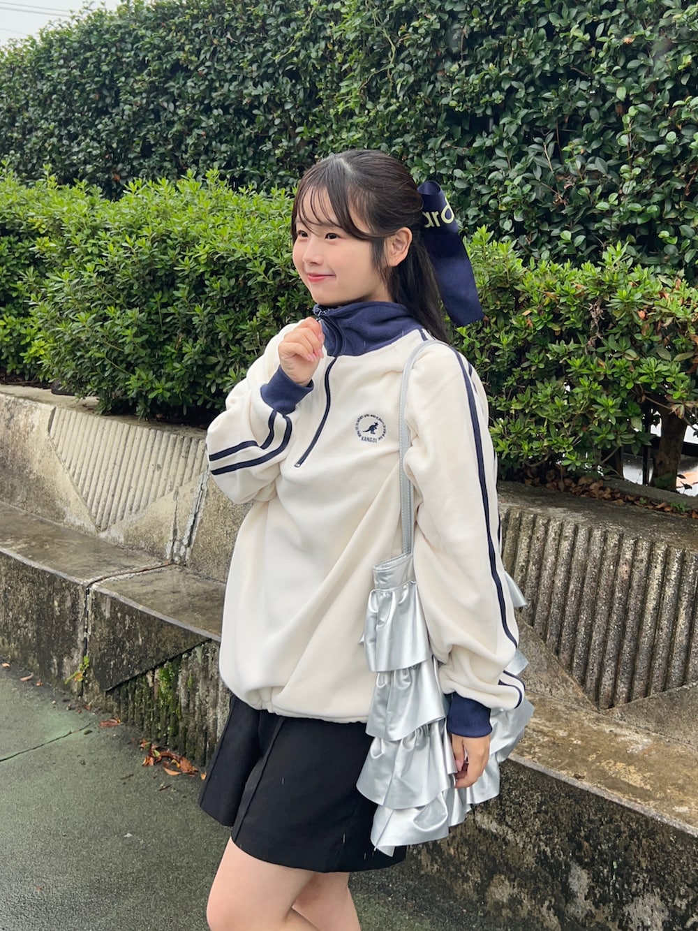 ホワイト系のスウェット、ブラック系のスラックス、ホワイト系のTシャツ/カットソーを着用したレディースの秋コーディネートの2枚目の写真