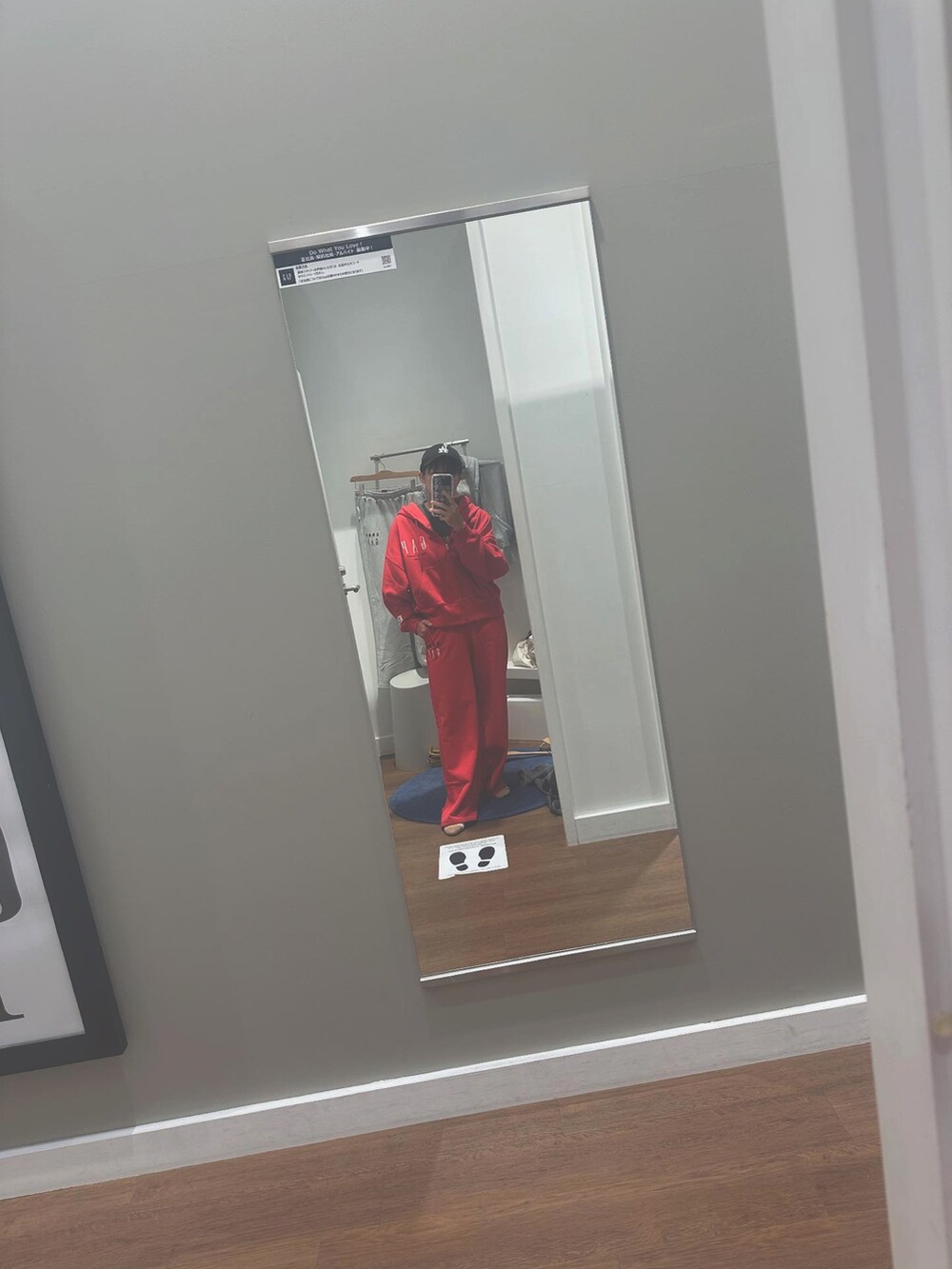 グレー系のスウェット、イエロー系のスニーカー、ブラック系のキャップを着用したレディースの秋コーディネートの2枚目の写真