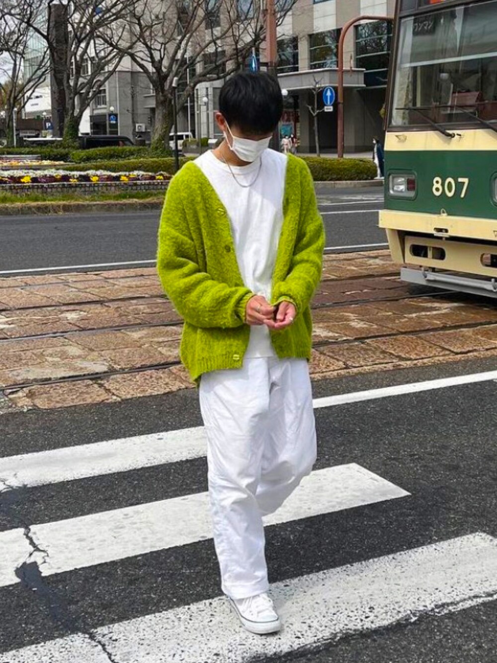 グリーン系のカーディガン/ボレロ、ホワイト系のカーゴパンツ、ホワイト系のスニーカーを着用したメンズの冬コーディネートの2枚目の写真