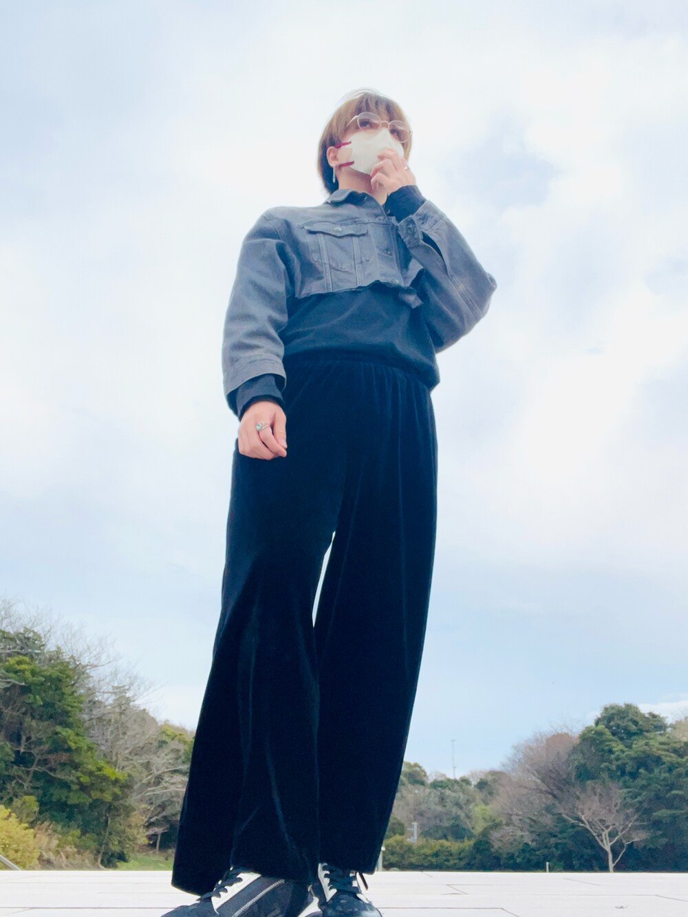 「春めき満開コーデ、シンプルコーデ、ファッションを楽しもう、デニムコーデ、ブラックコーデ、初春コーデ、いいね、save、フォローお願いします🤑、スニーカーコーデ」｜「UNIQLOのアイテム（デニムジャケット、グレー系）」を使った、　momoさん（メンズ・166cm）の春コーディネートの2枚目の写真