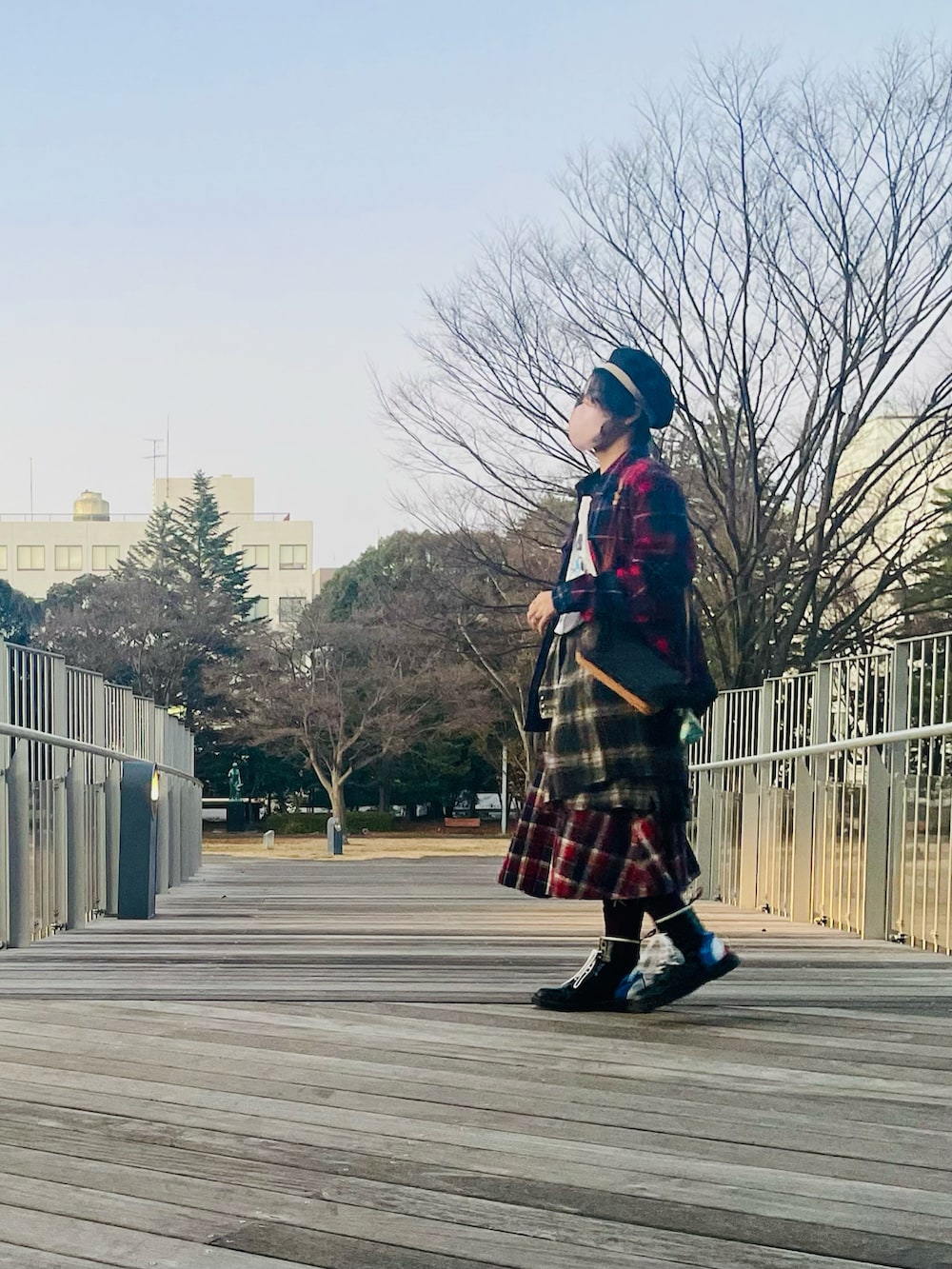 ブラック系のブーツ、レッド系のスカート、レッド系のジャケット/アウターを着用したメンズの冬コーディネートの3枚目の写真