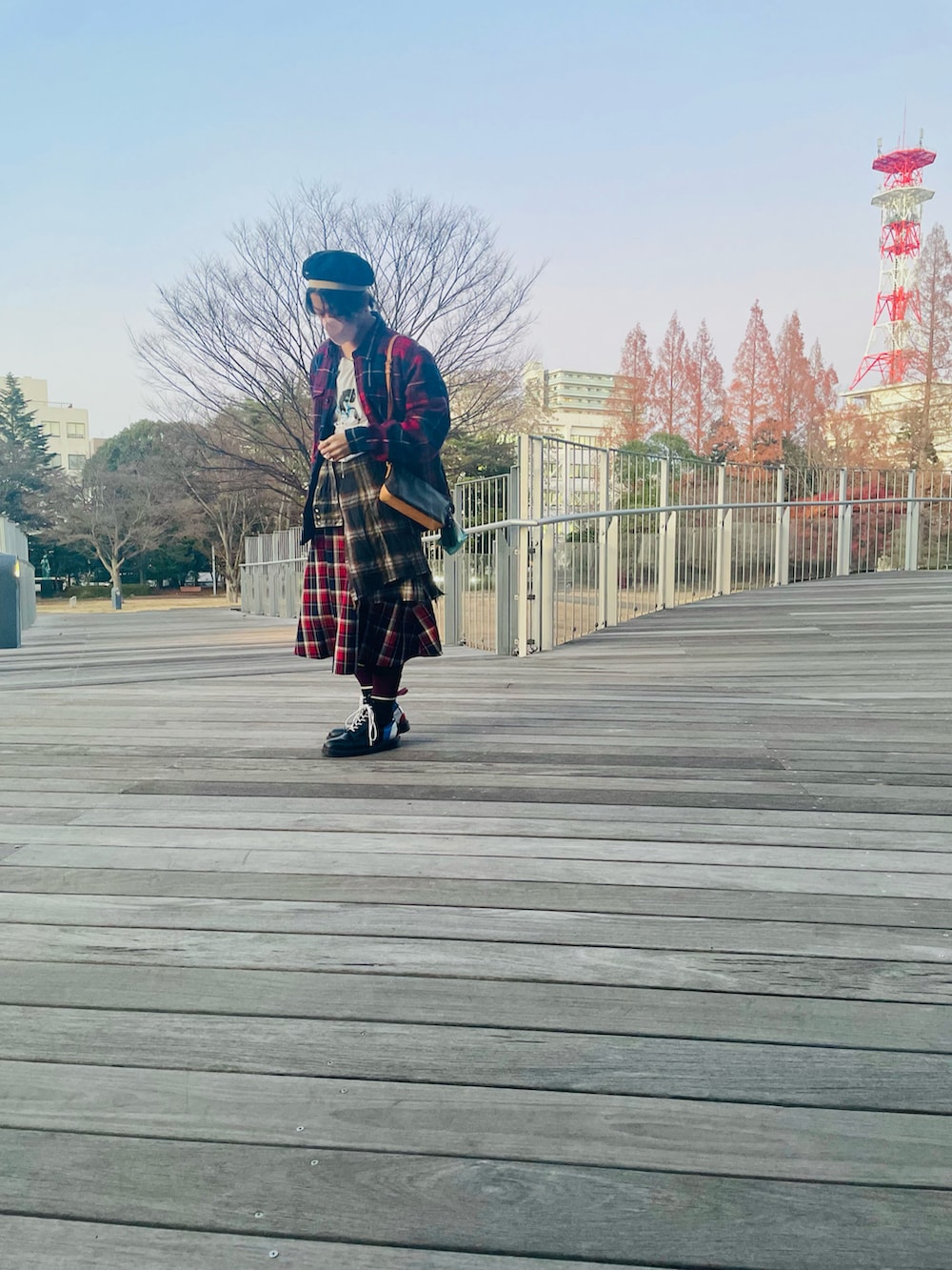 ブラック系のブーツ、レッド系のスカート、レッド系のジャケット/アウターを着用したメンズの冬コーディネートの4枚目の写真