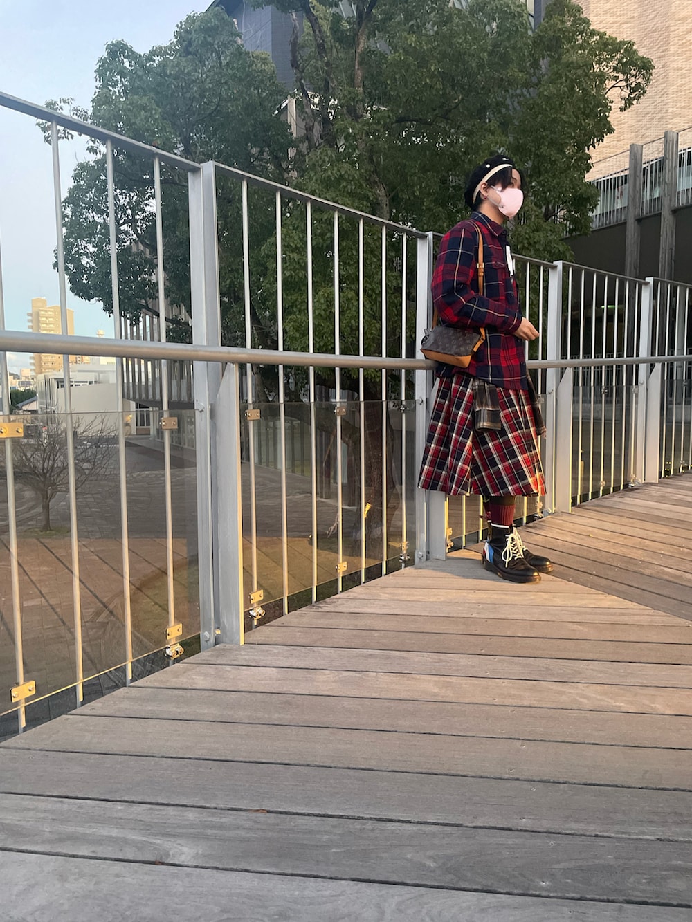 ブラック系のブーツ、レッド系のスカート、レッド系のジャケット/アウターを着用したメンズの冬コーディネートの2枚目の写真