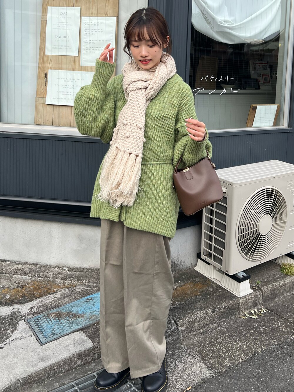 ブラウン系のその他パンツ、ブラック系のローファー、ブラウン系のショルダーバッグを着用したレディースの冬コーディネートの2枚目の写真