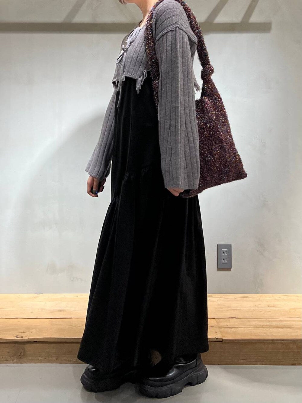 「高身長、体型カバー、差し色コーデ、着痩せ、骨格ストレート_PAGEBOY、ワンピース、モテ」｜「PAGEBOYのサイドゴアショートブーツ（ブーツ、ブラック系）」を使った、ちぃ。さん（骨格ストレート・レディース・165cm）の秋コーディネートの4枚目の写真