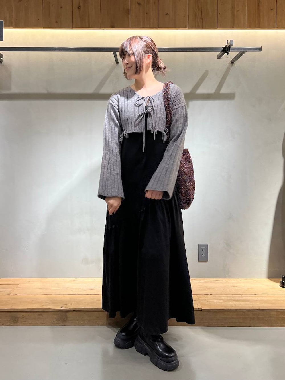 「高身長、体型カバー、差し色コーデ、着痩せ、骨格ストレート_PAGEBOY、ワンピース、モテ」｜「PAGEBOYのサイドゴアショートブーツ（ブーツ、ブラック系）」を使った、ちぃ。さん（骨格ストレート・レディース・165cm）の秋コーディネートの3枚目の写真