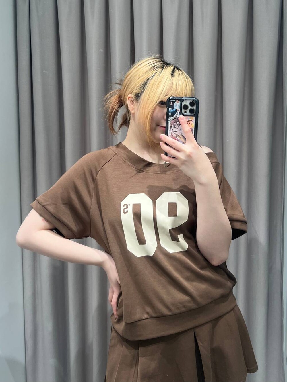 ブラウン系のブーツ、ブラック系のハンドバッグ、ブラウン系のセットアップを着用したレディースの春コーディネートの2枚目の写真