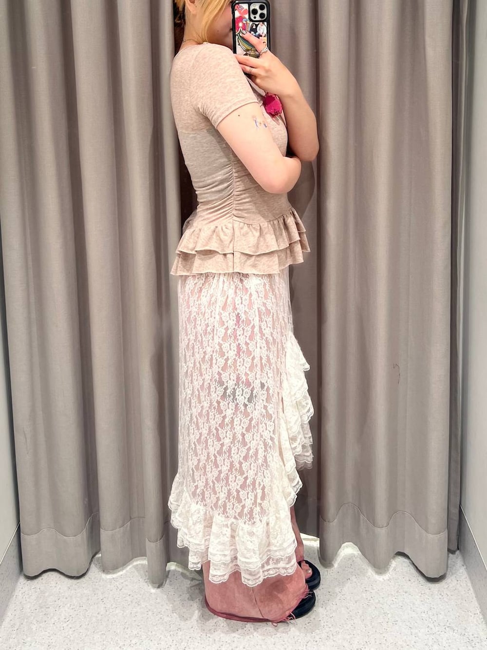 ピンク系のスウェットパンツ、ホワイト系のスカート、ブラウン系のTシャツ/カットソーを着用したレディースの夏コーディネートの2枚目の写真