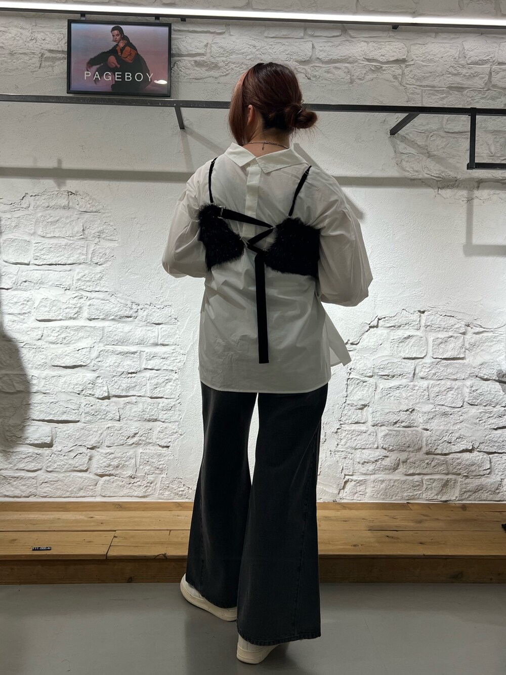 「高身長女子、165cm、ファービスチェ、ラメ、デニム、クラッチバッグ、スニーカーコーデ、着痩せコーデ、細見えコーデ」｜「PAGEBOYのフルワイドジーンズ（デニムパンツ、ブラック系）」を使った、ちぃ。さん（骨格ストレート・レディース・165cm）の秋コーディネートの2枚目の写真