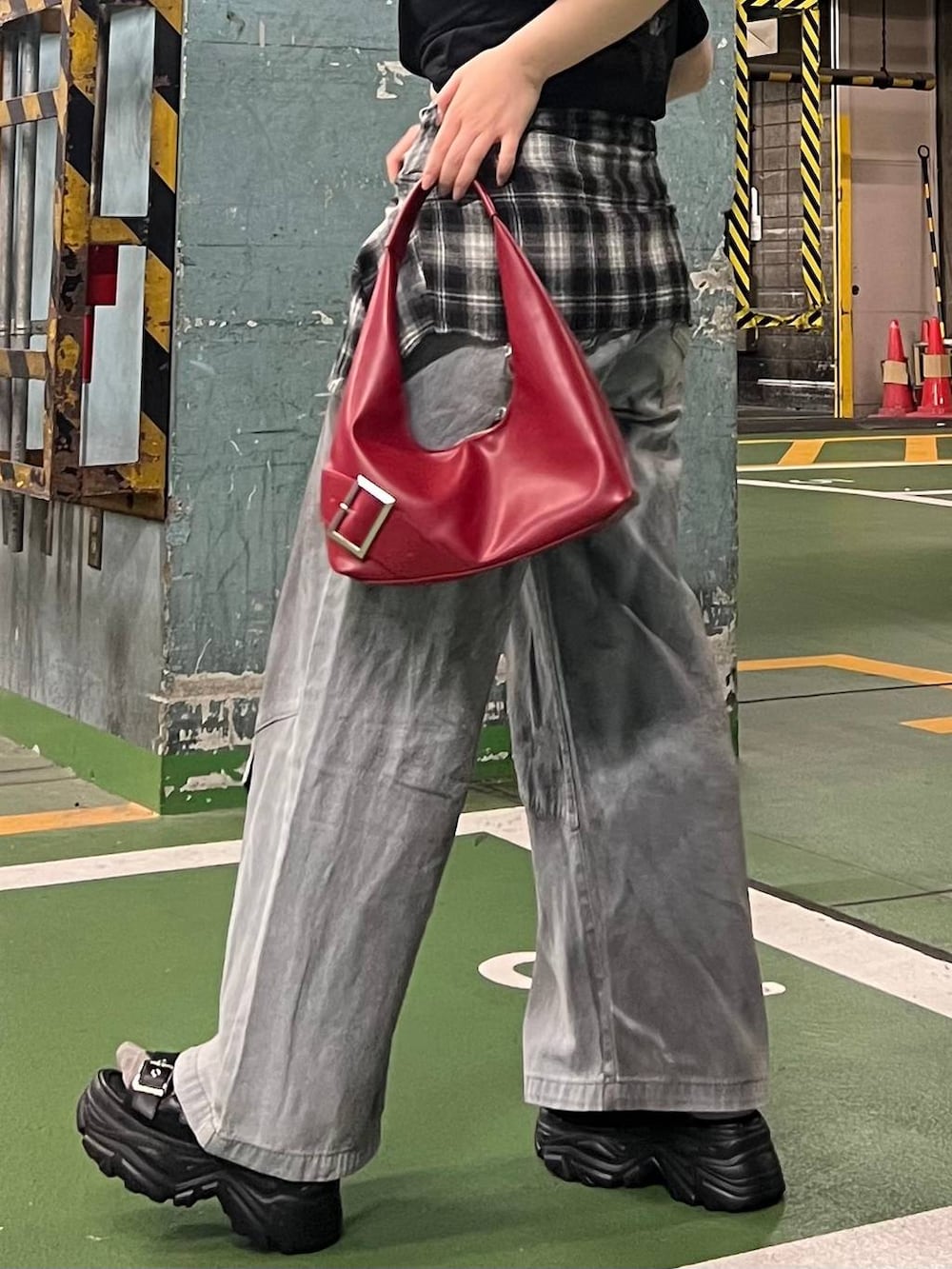 ブラック系のTシャツ/カットソー、ブラック系のサンダル、レッド系のショルダーバッグを着用したレディースの春コーディネートの3枚目の写真