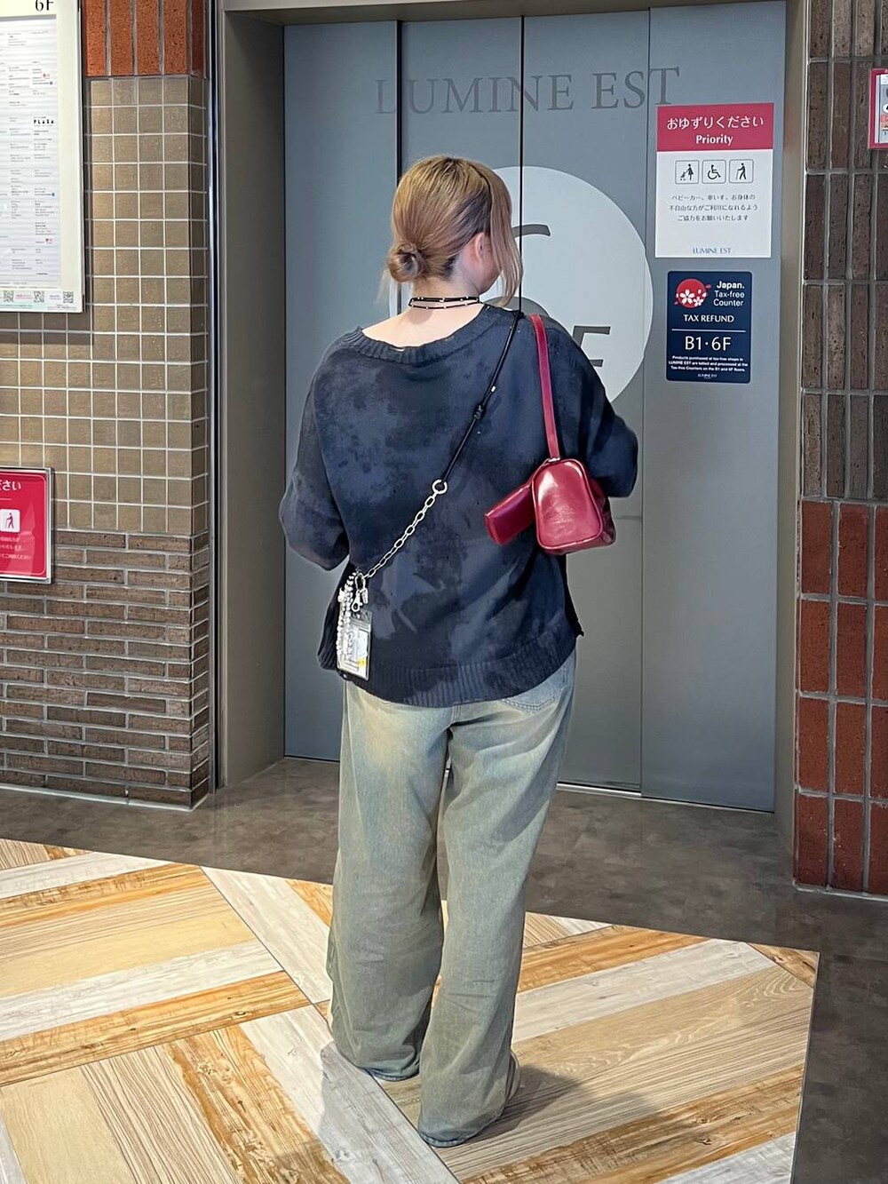 「着痩せ、FOREVER 21、オーバーサイズ、体型カバー、差し色コーデ、秋コーデ、冬コーデ、骨格ストレート、高身長」｜「JEANASISのMIXチェーンスマホショルダー/139655（スマホグッズ、ブラック系）」を使った、ちぃ。さん（骨格ストレート・レディース・165cm）の秋コーディネートの3枚目の写真
