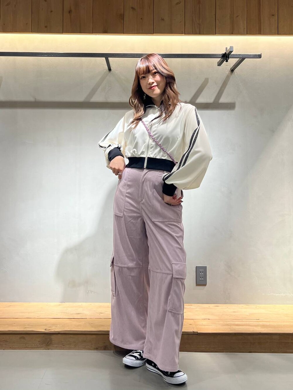 「体型カバー、差し色コーデ、着痩せ、骨格ストレート_PAGEBOY、モテ、スニーカー、ワイドパンツ、高身長」｜「PAGEBOYのラメラインショートトラックジャケット（ジャージ、ホワイト系）」を使った、ちぃ。さん（骨格ストレート・レディース・165cm）の冬コーディネートの3枚目の写真