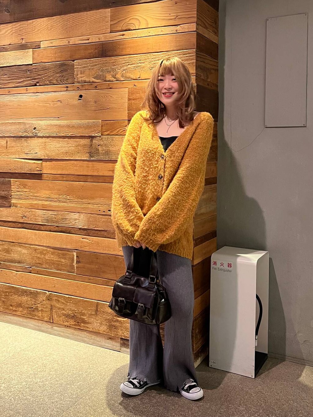 「オーバーサイズ、体型カバー、差し色コーデ、骨格ストレート、秋コーデ、高身長、着痩せ、スニーカー、FOREVER 21、カーディガン」｜「FOREVER 21の【新色追加・WEB限定カラーあり】合皮ダブルポケットショルダーバッグ（ショルダーバッグ、ブラウン系）」を使った、ちぃ。さん（骨格ストレート・レディース・165cm）の秋コーディネートの2枚目の写真