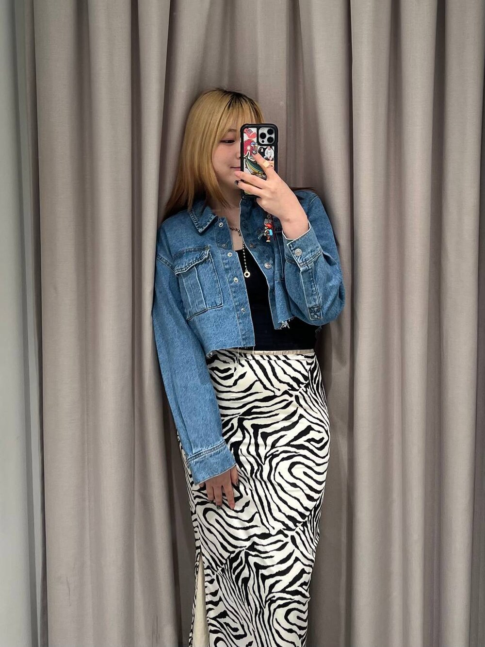 ブルー系のデニムジャケット、ブラック系のキャミソール、その他のスカートを着用したレディースの夏コーディネートの3枚目の写真