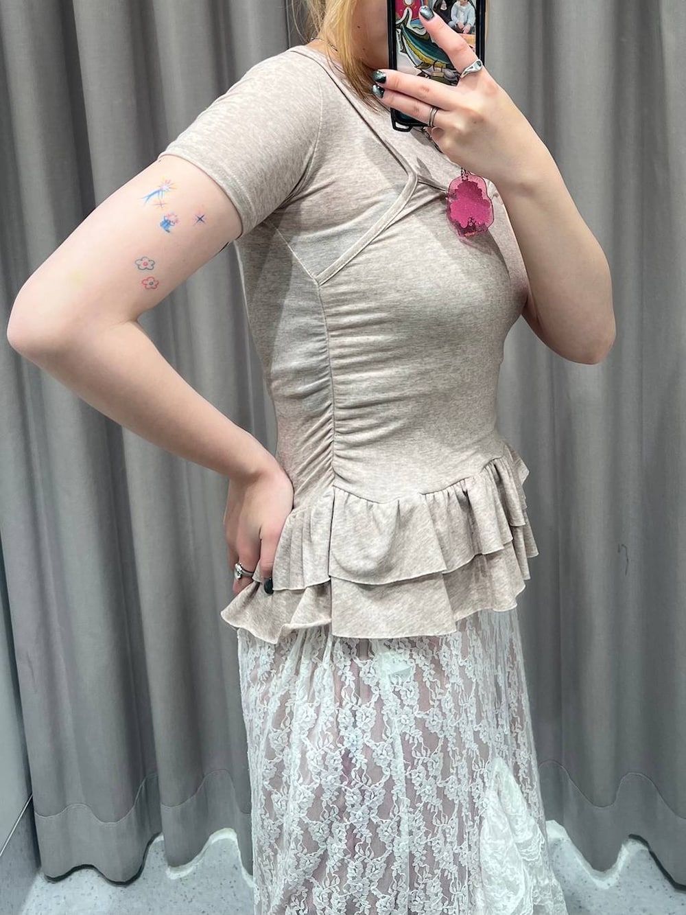 ピンク系のスウェットパンツ、ホワイト系のスカート、ブラウン系のTシャツ/カットソーを着用したレディースの夏コーディネートの4枚目の写真