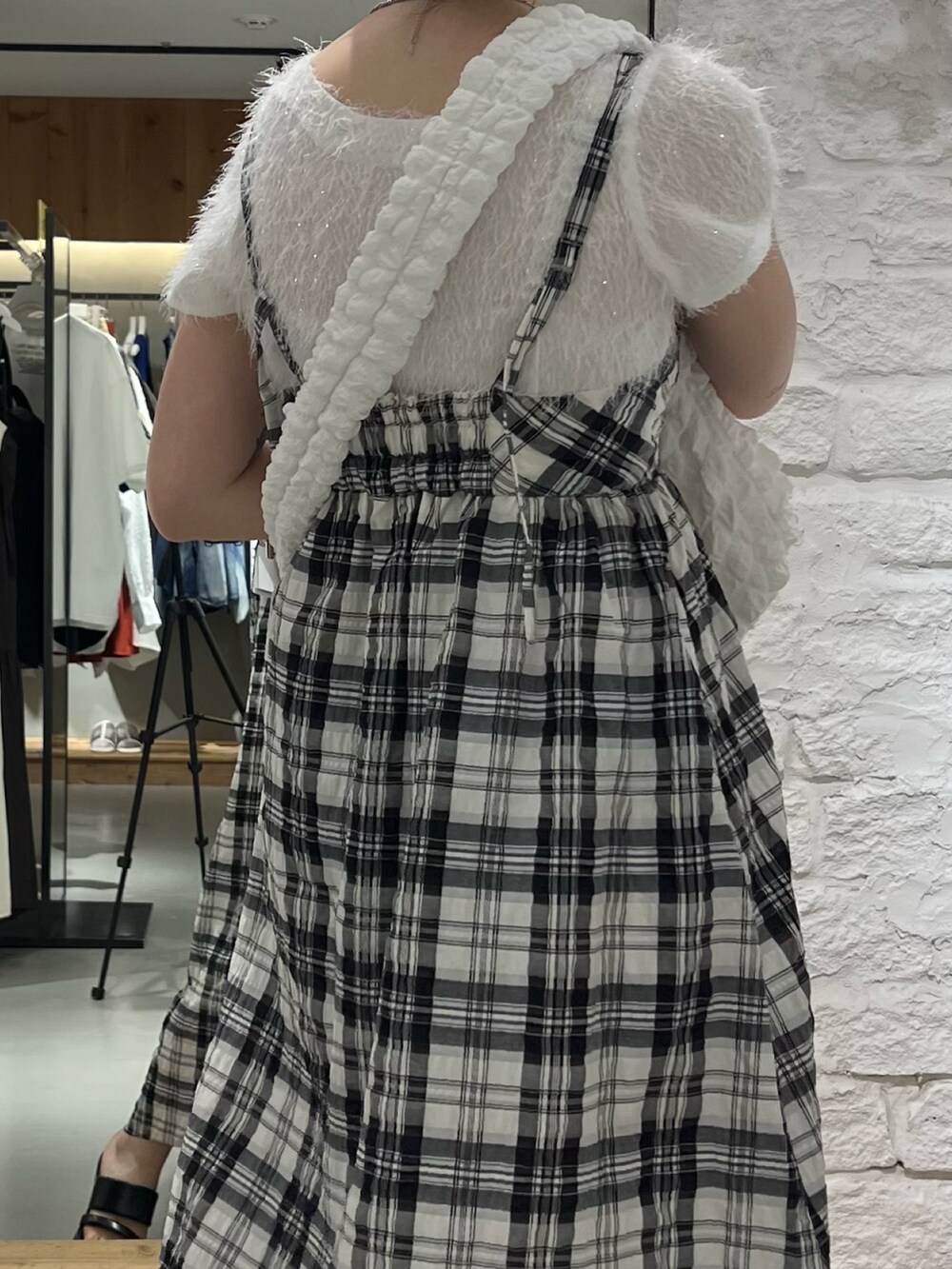 ホワイト系のワンピース、ホワイト系のTシャツ/カットソー、ホワイト系のショルダーバッグを着用したレディースの夏コーディネートの5枚目の写真