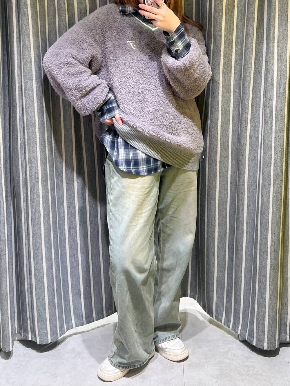 ブルー系のデニムパンツ、ブルー系のシャツ/ブラウス、レッド系のネックレスを着用したレディースの冬コーディネートの3枚目の写真