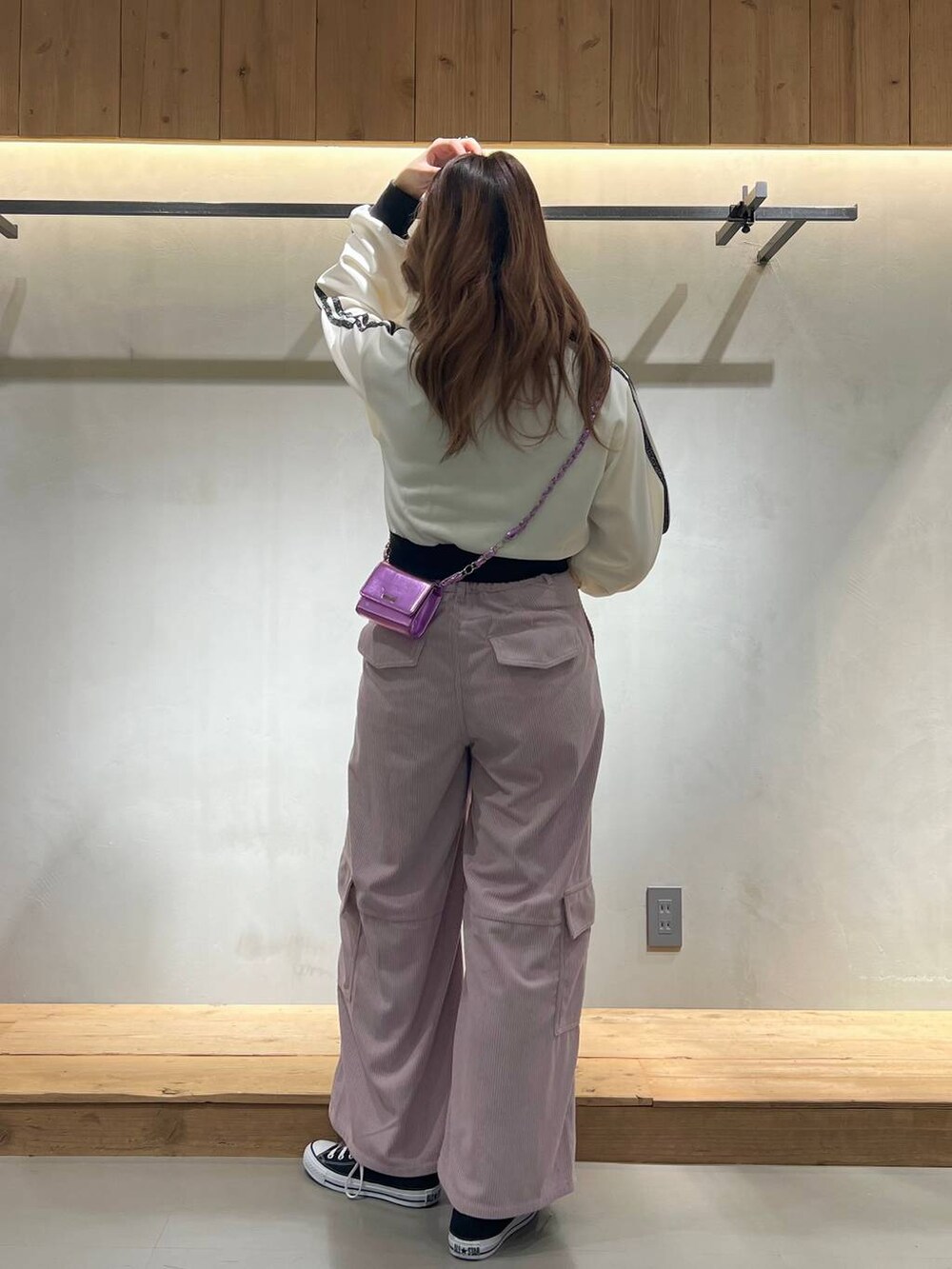 「体型カバー、差し色コーデ、着痩せ、骨格ストレート_PAGEBOY、モテ、スニーカー、ワイドパンツ、高身長」｜「PAGEBOYのラメラインショートトラックジャケット（ジャージ、ホワイト系）」を使った、ちぃ。さん（骨格ストレート・レディース・165cm）の冬コーディネートの2枚目の写真