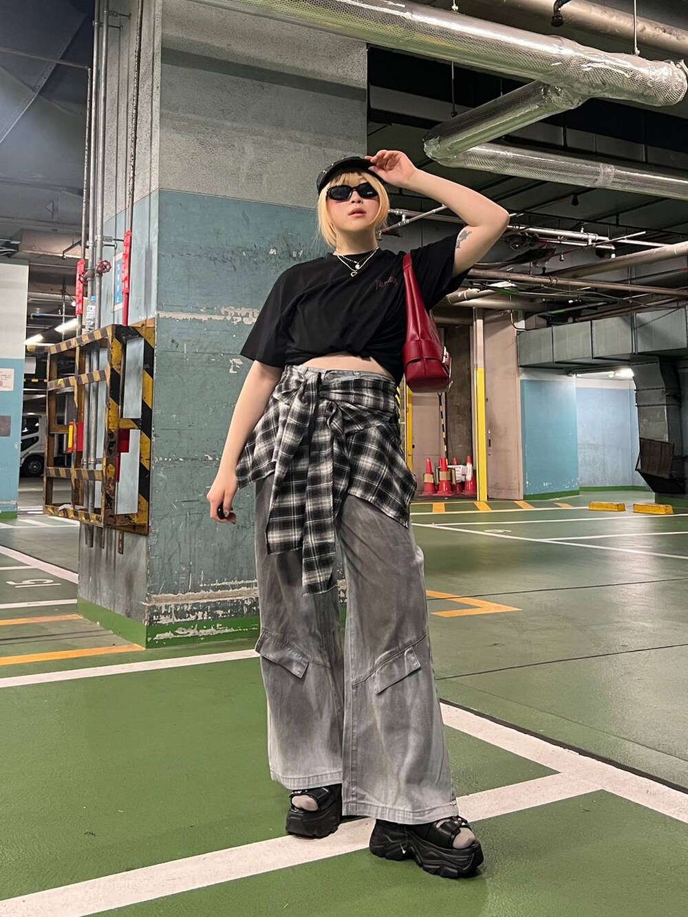 ブラック系のTシャツ/カットソー、ブラック系のサンダル、レッド系のショルダーバッグを着用したレディースの春コーディネートの5枚目の写真