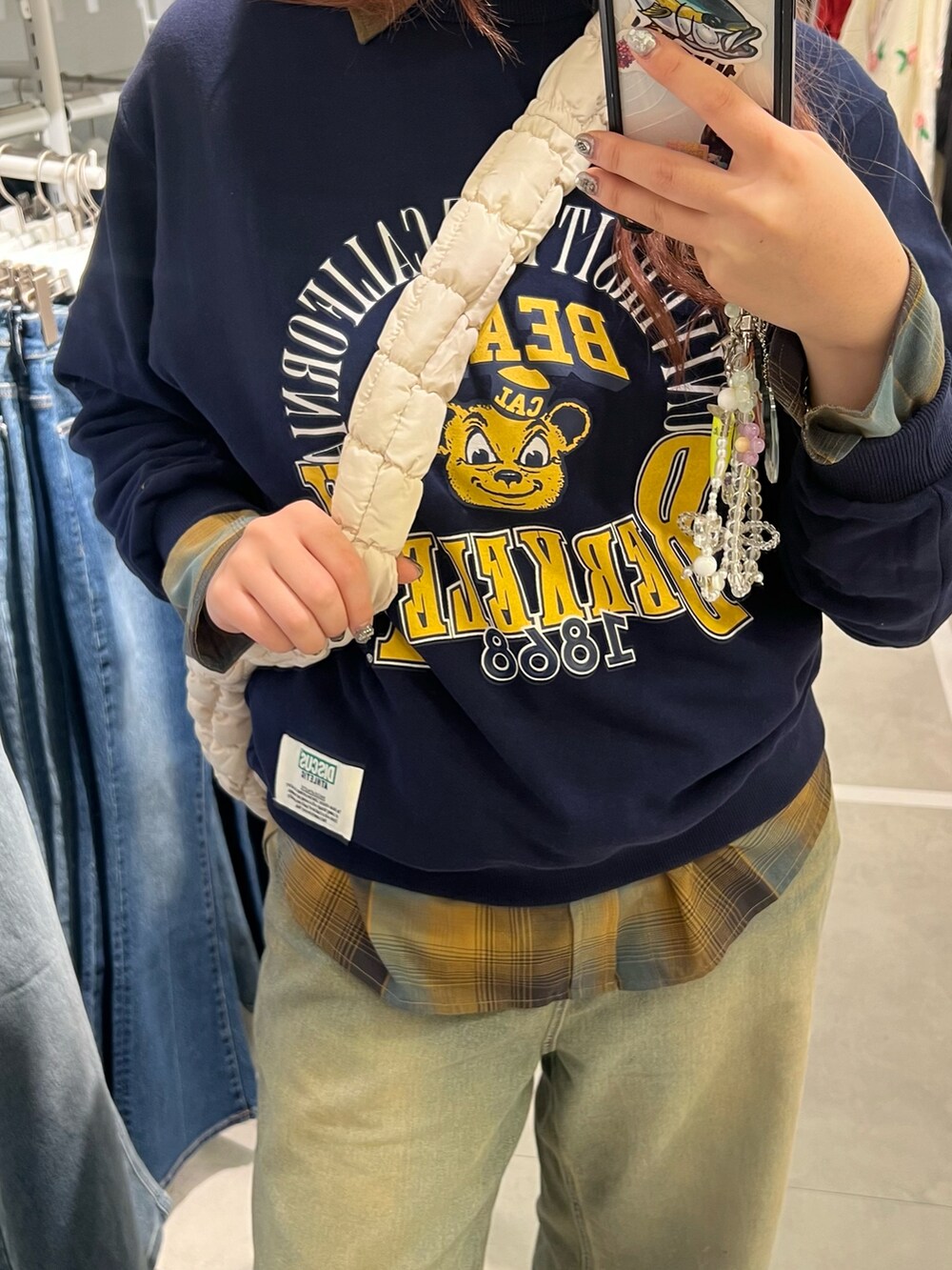 イエロー系のシャツ/ブラウスを着用したレディースの秋コーディネートの4枚目の写真