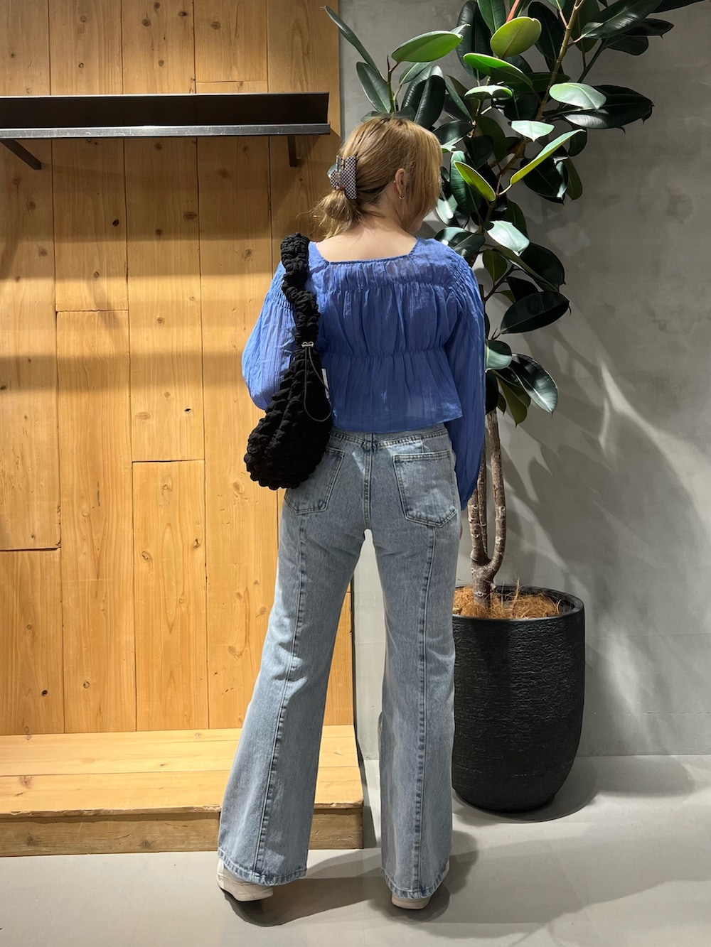 ブルー系のデニムパンツ、ブルー系のシャツ/ブラウス、ブラック系のバッグを着用したレディースの夏コーディネートの2枚目の写真