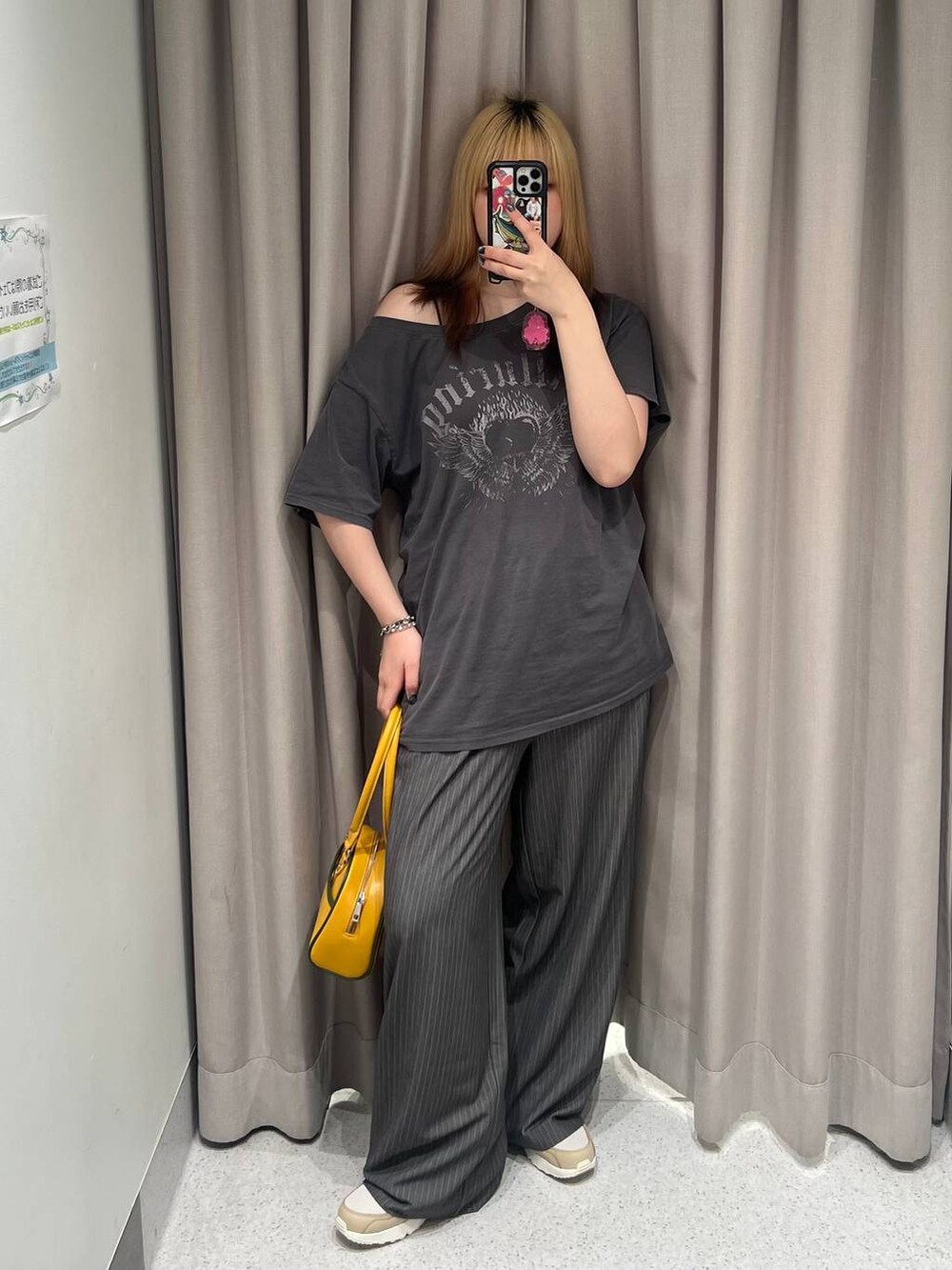 ブラック系のキャミソール、イエロー系のボストンバッグ、グレー系のTシャツ/カットソーを着用したレディースの夏コーディネートの5枚目の写真