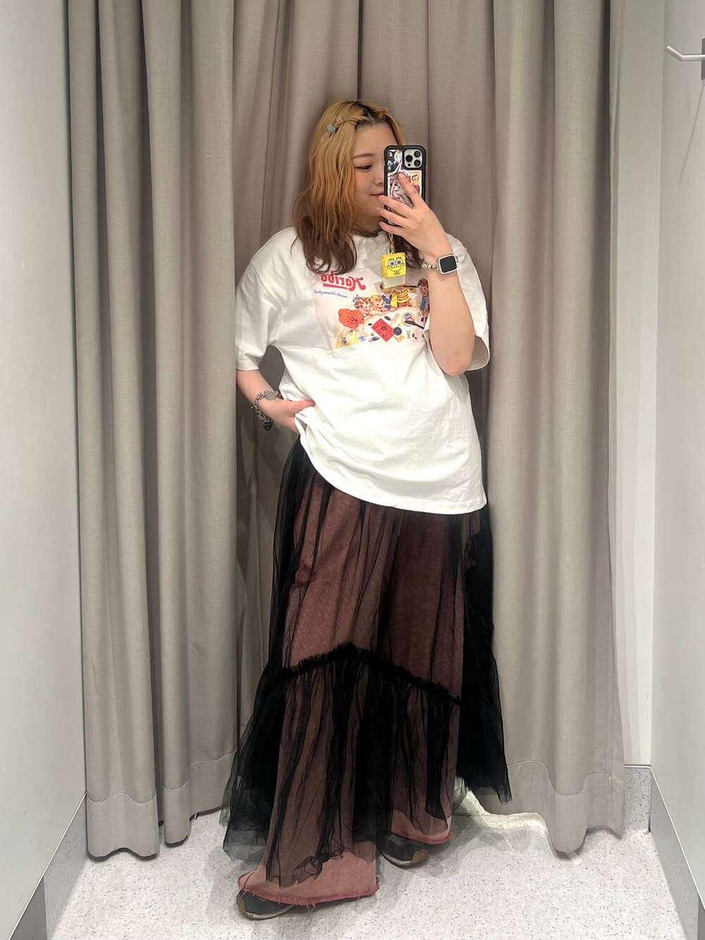 ピンク系のスウェットパンツ、ブラック系のワンピース、ホワイト系のTシャツ/カットソーを着用したレディースの春コーディネートの2枚目の写真