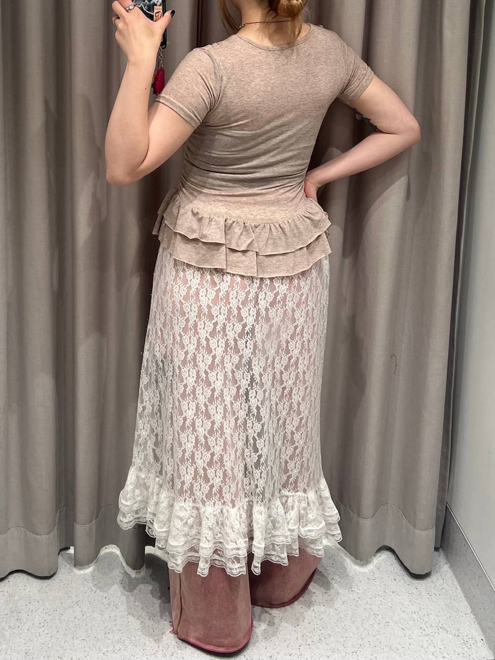 ピンク系のスウェットパンツ、ホワイト系のスカート、ブラウン系のTシャツ/カットソーを着用したレディースの夏コーディネートの3枚目の写真