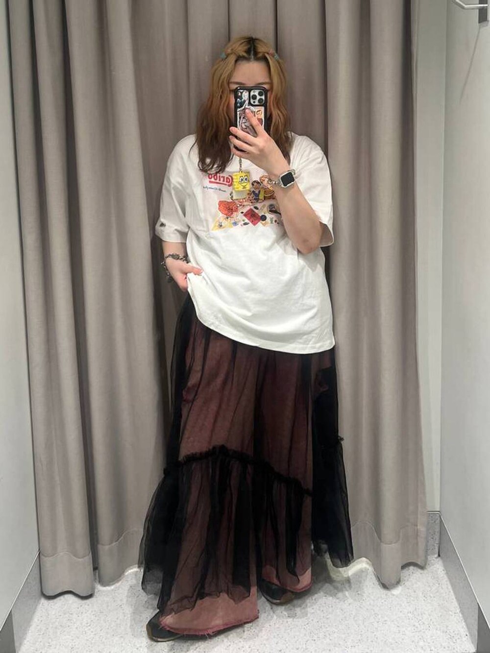 ピンク系のスウェットパンツ、ブラック系のワンピース、ホワイト系のTシャツ/カットソーを着用したレディースの春コーディネートの4枚目の写真