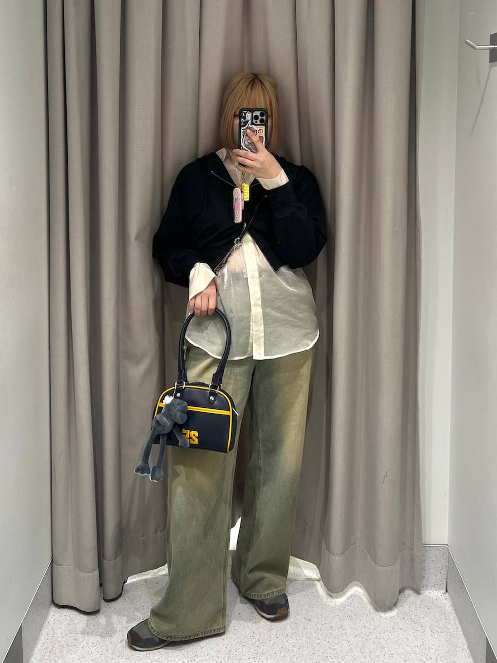 「体型カバー、オーバーサイズ、骨格ストレート、高身長、着痩せ、FOREVER 21、デニムパンツ、シャツ」｜「FOREVER 21の【2024FW】オーバーダイワイドデニム（デニムパンツ、ブルー系）」を使った、ちぃ。さん（レディース・165cm）の春コーディネートの4枚目の写真