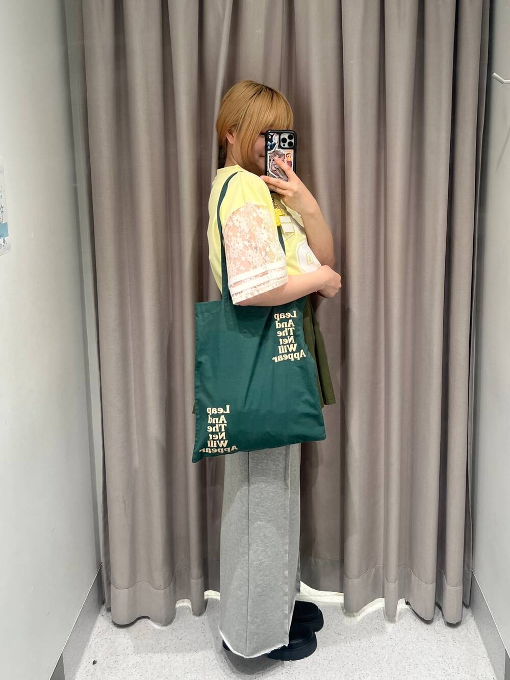 「オーバーサイズ、体型カバー、差し色コーデ、骨格ストレート、高身長、着痩せ、FOREVER 21、レイヤードスタイル、春コーデ、夏コーデ、スカート」｜「FOREVER 21の【2025SS】アソートロゴトート（トートバッグ、グリーン系）」を使った、ちぃ。さん（レディース・165cm）の春コーディネートの5枚目の写真