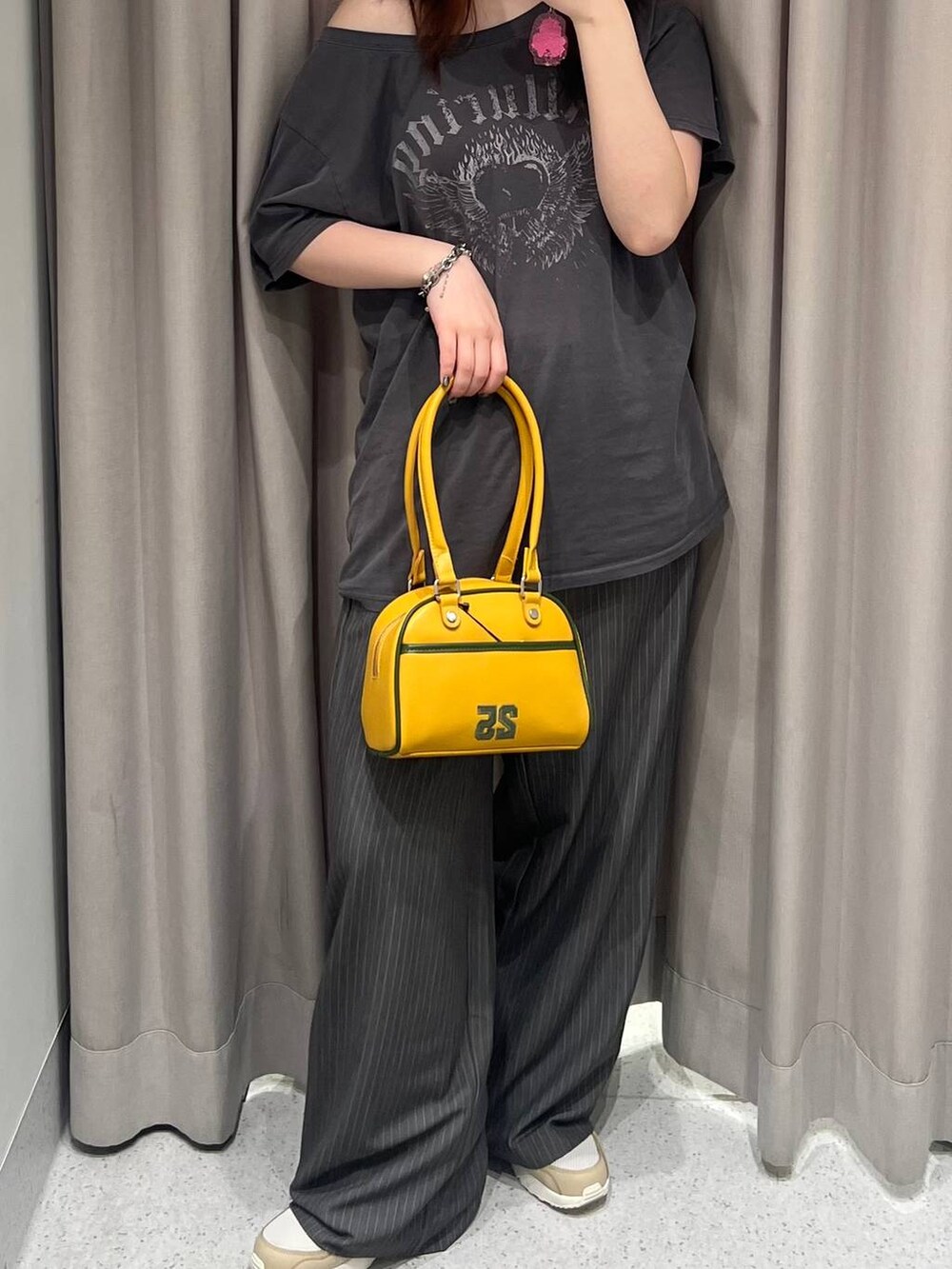 ブラック系のキャミソール、イエロー系のボストンバッグ、グレー系のTシャツ/カットソーを着用したレディースの夏コーディネートの2枚目の写真