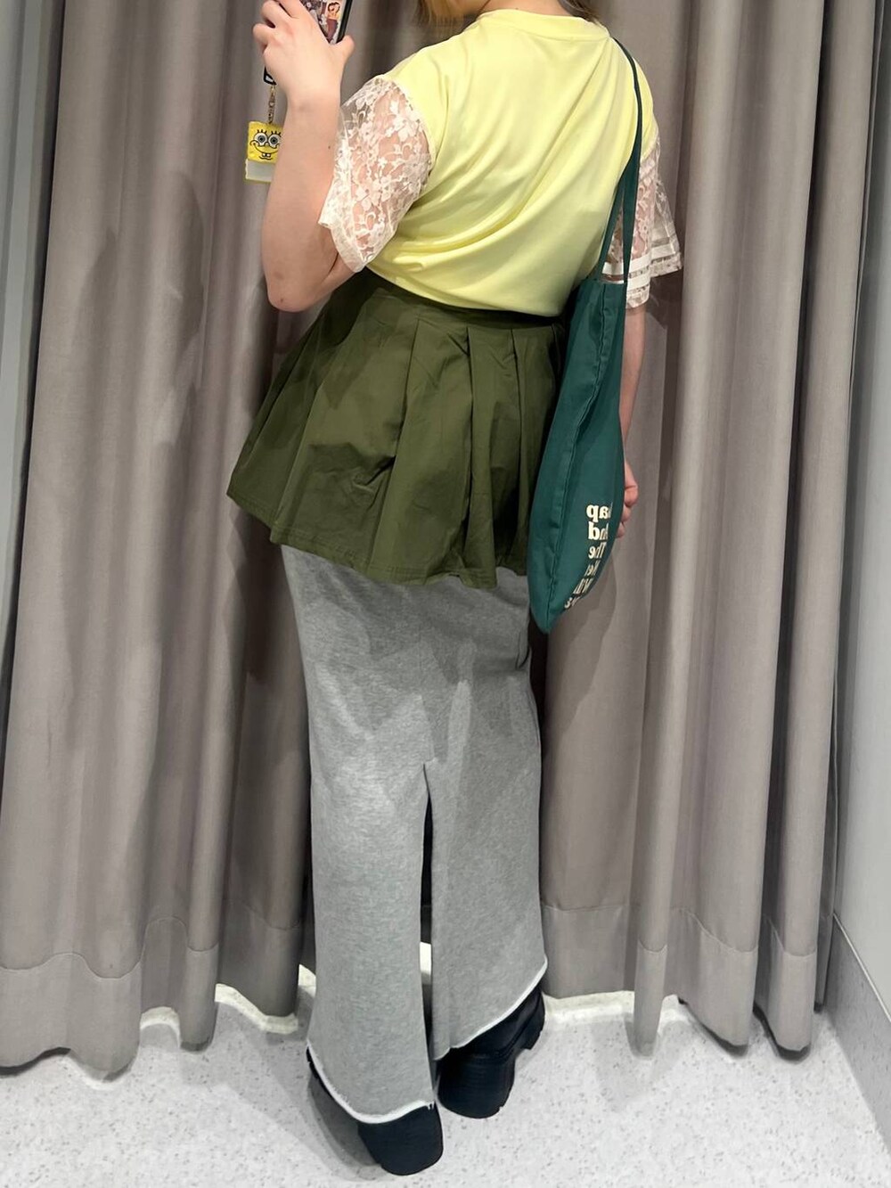「オーバーサイズ、体型カバー、差し色コーデ、骨格ストレート、高身長、着痩せ、FOREVER 21、レイヤードスタイル、春コーデ、夏コーデ、スカート」｜「FOREVER 21の【2025SS】アソートロゴトート（トートバッグ、グリーン系）」を使った、ちぃ。さん（レディース・165cm）の春コーディネートの2枚目の写真