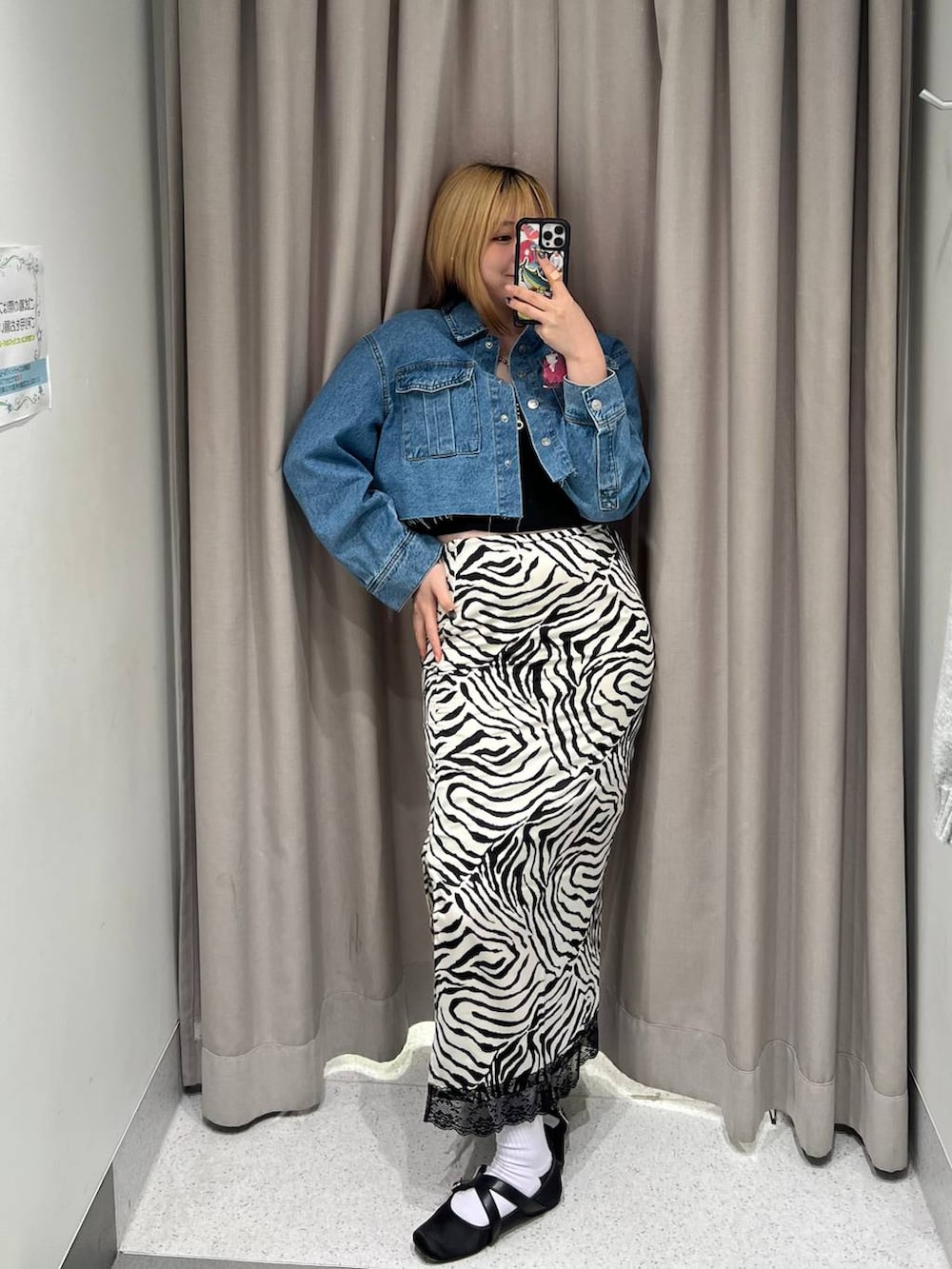 ブルー系のデニムジャケット、ブラック系のキャミソール、その他のスカートを着用したレディースの夏コーディネートの2枚目の写真