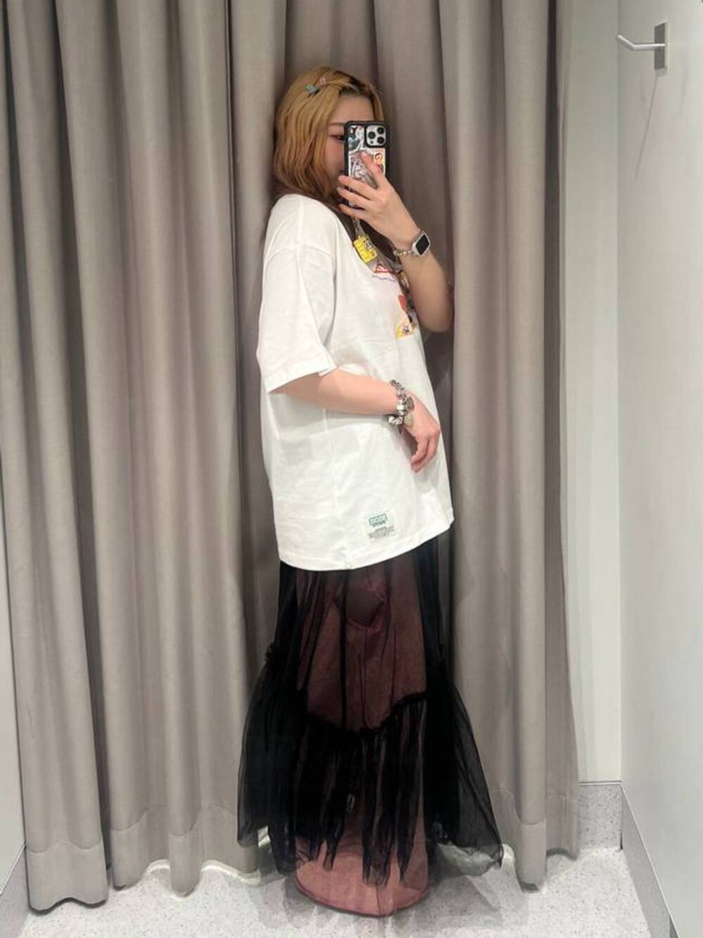 ピンク系のスウェットパンツ、ブラック系のワンピース、ホワイト系のTシャツ/カットソーを着用したレディースの春コーディネートの3枚目の写真