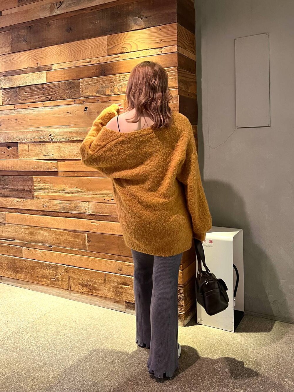 「オーバーサイズ、体型カバー、差し色コーデ、骨格ストレート、秋コーデ、高身長、着痩せ、スニーカー、FOREVER 21、カーディガン」｜「FOREVER 21の【新色追加・WEB限定カラーあり】合皮ダブルポケットショルダーバッグ（ショルダーバッグ、ブラウン系）」を使った、ちぃ。さん（骨格ストレート・レディース・165cm）の秋コーディネートの8枚目の写真