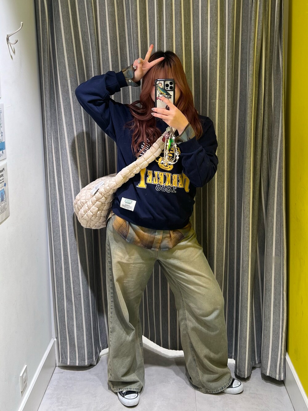 イエロー系のシャツ/ブラウスを着用したレディースの秋コーディネートの2枚目の写真