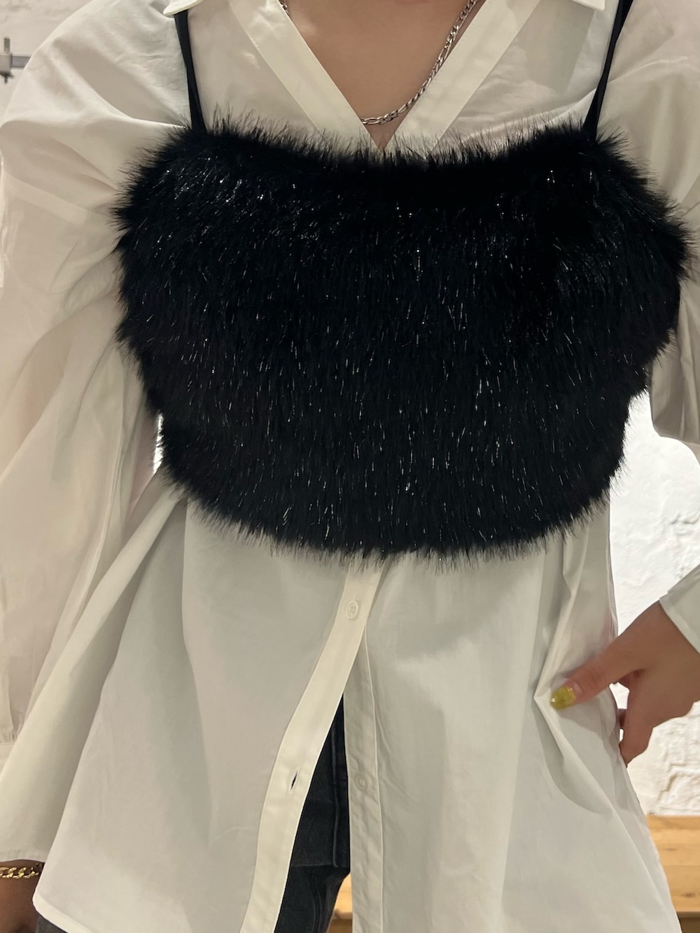 「高身長女子、165cm、ファービスチェ、ラメ、デニム、クラッチバッグ、スニーカーコーデ、着痩せコーデ、細見えコーデ」｜「PAGEBOYのフルワイドジーンズ（デニムパンツ、ブラック系）」を使った、ちぃ。さん（骨格ストレート・レディース・165cm）の秋コーディネートの3枚目の写真