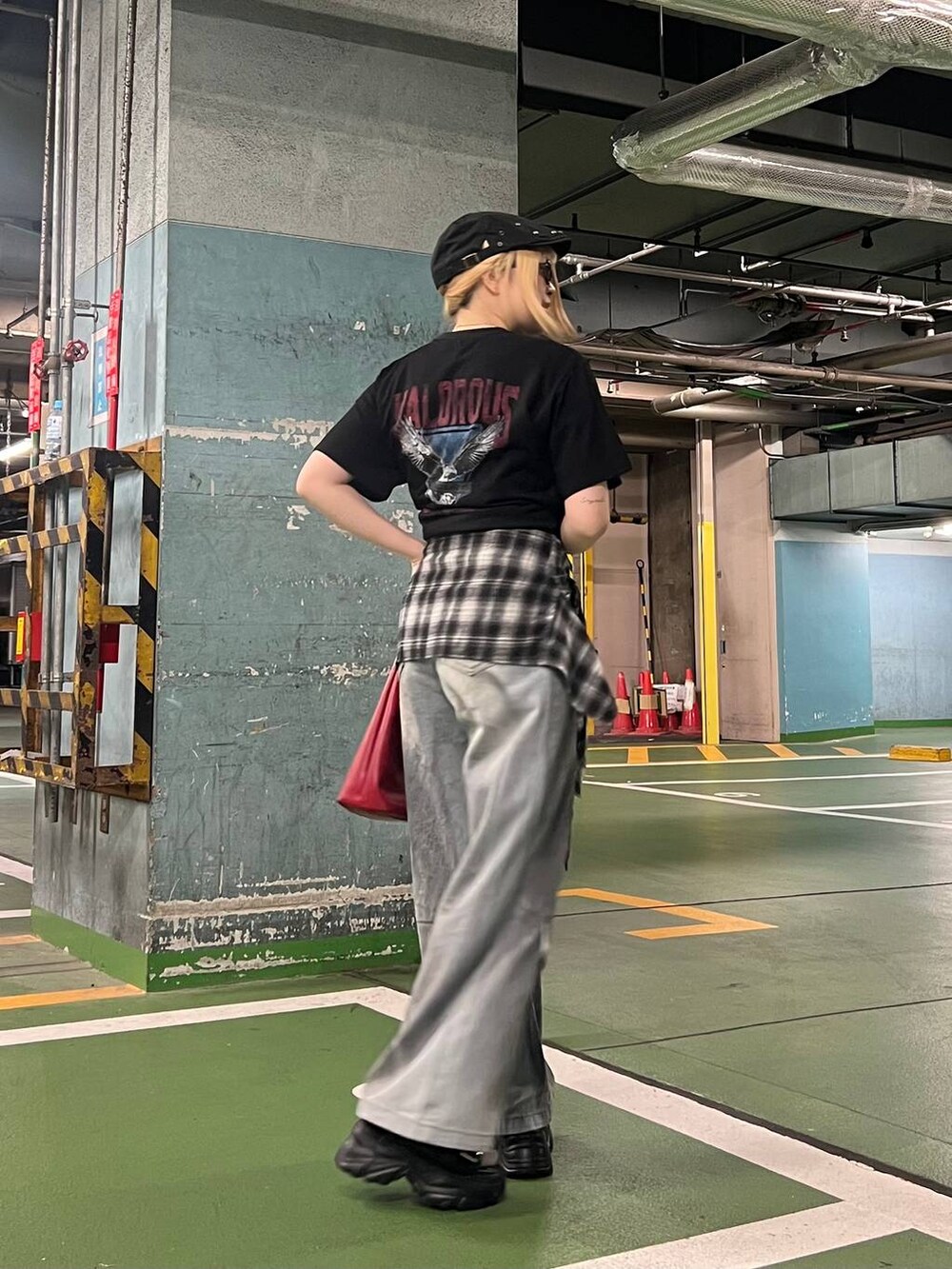 ブラック系のTシャツ/カットソー、ブラック系のサンダル、レッド系のショルダーバッグを着用したレディースの春コーディネートの2枚目の写真