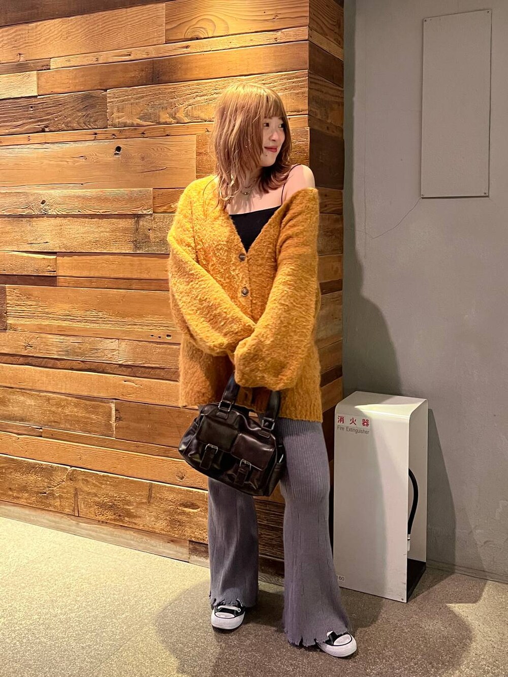 「オーバーサイズ、体型カバー、差し色コーデ、骨格ストレート、秋コーデ、高身長、着痩せ、スニーカー、FOREVER 21、カーディガン」｜「FOREVER 21の【新色追加・WEB限定カラーあり】合皮ダブルポケットショルダーバッグ（ショルダーバッグ、ブラウン系）」を使った、ちぃ。さん（骨格ストレート・レディース・165cm）の秋コーディネートの7枚目の写真