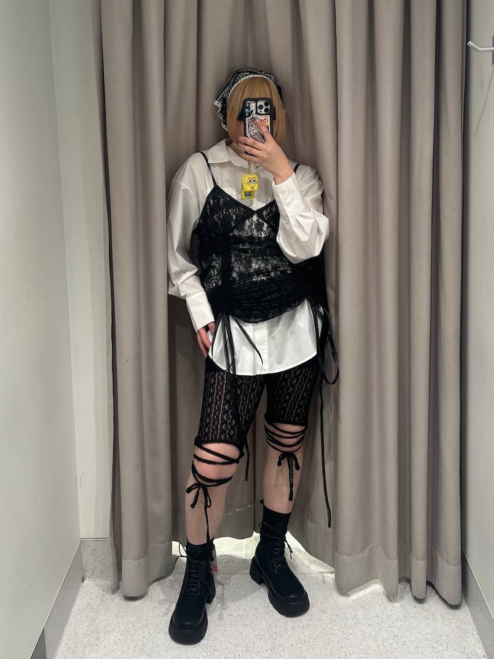 「骨格ストレート、サングラス、ワンピース、ブーツ、オーバーサイズ、高身長、着痩せ、FOREVER 21、体型カバー、春コーデ、個性派」|「FOREVER 21の【2024FW】2WAYレースキャミワンピース(ワンピース、ブラック系)」を使った、ちぃ。さん(レディース・165cm)の春コーディネートの2枚目の写真