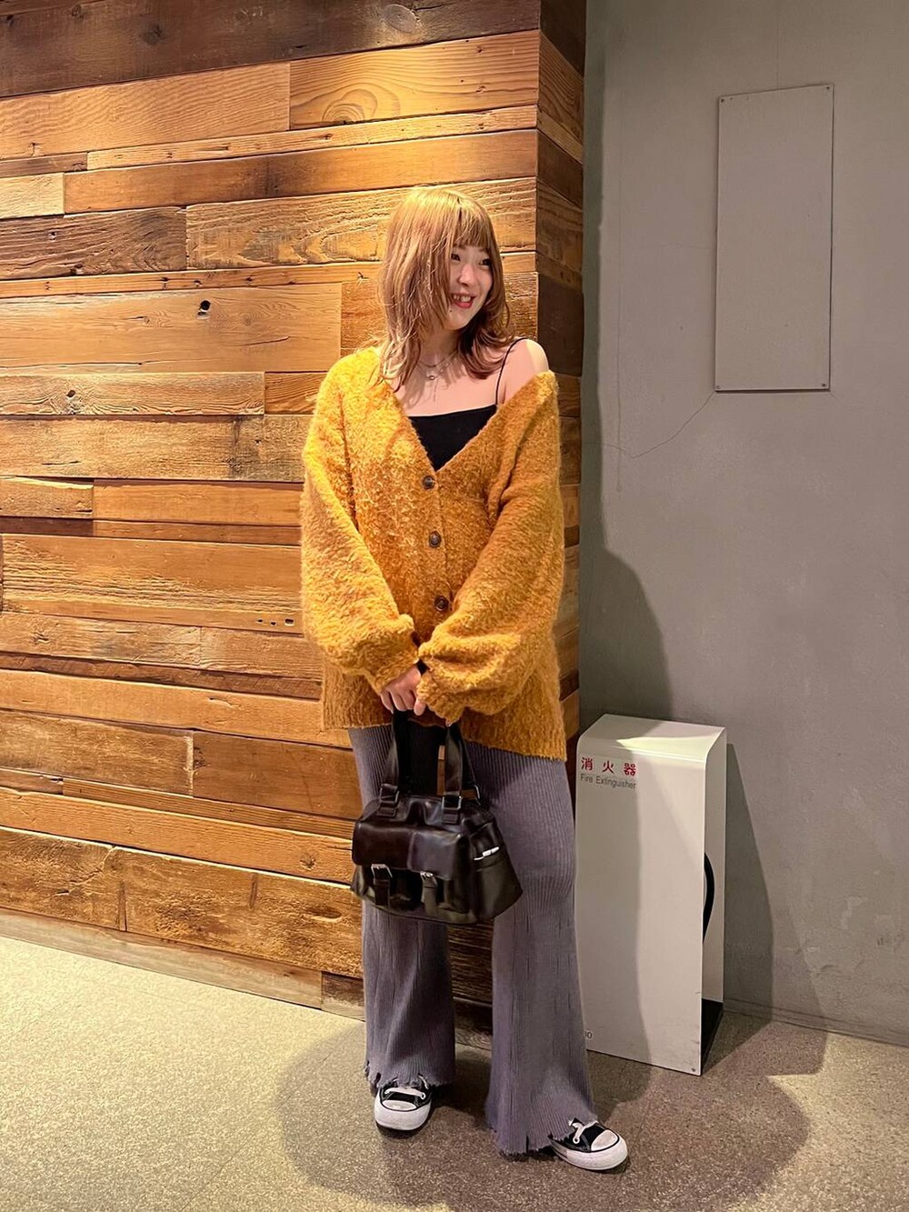 「オーバーサイズ、体型カバー、差し色コーデ、骨格ストレート、秋コーデ、高身長、着痩せ、スニーカー、FOREVER 21、カーディガン」｜「FOREVER 21の【新色追加・WEB限定カラーあり】合皮ダブルポケットショルダーバッグ（ショルダーバッグ、ブラウン系）」を使った、ちぃ。さん（骨格ストレート・レディース・165cm）の秋コーディネートの5枚目の写真