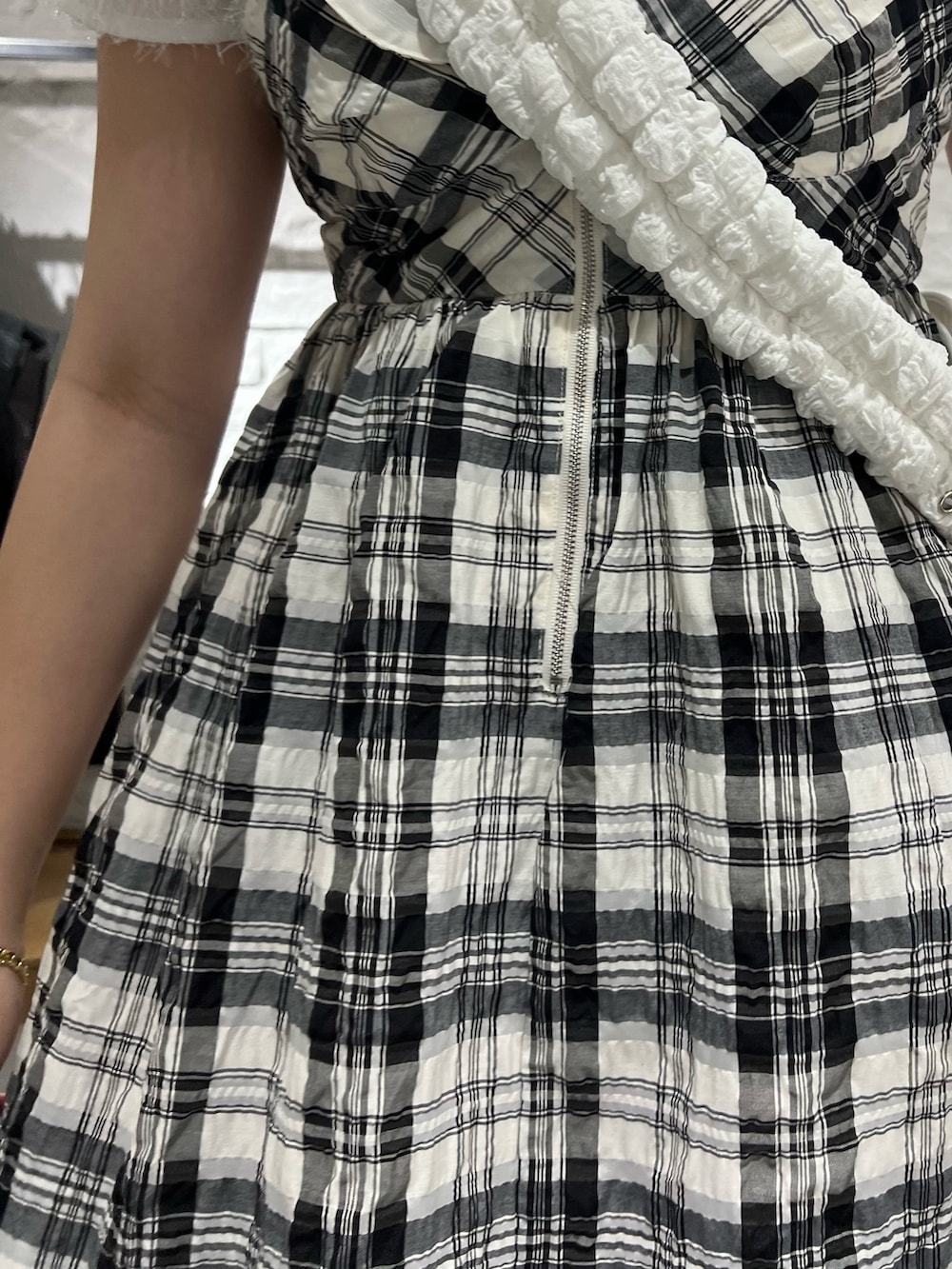 ホワイト系のワンピース、ホワイト系のTシャツ/カットソー、ホワイト系のショルダーバッグを着用したレディースの夏コーディネートの4枚目の写真