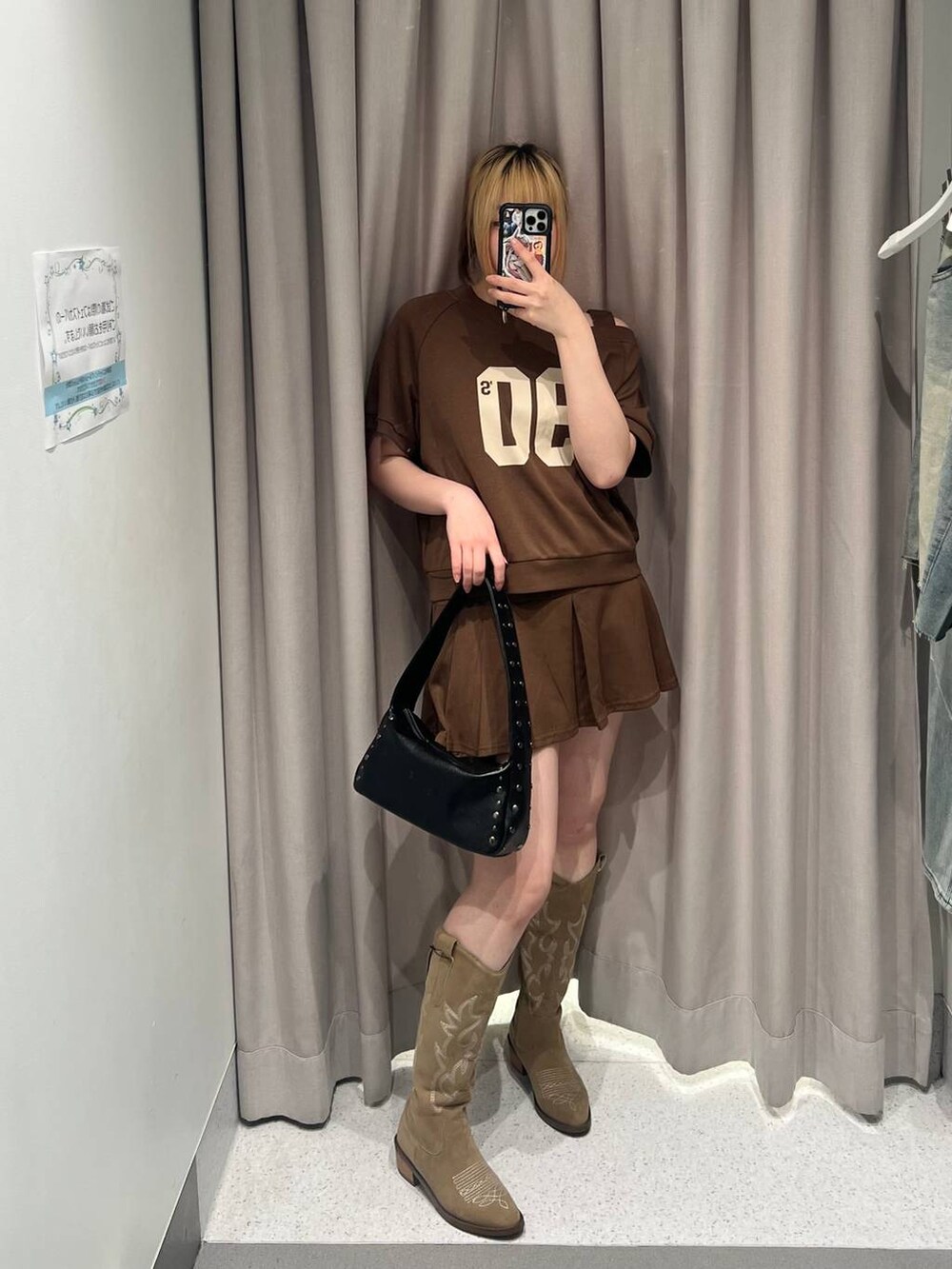 ブラウン系のブーツ、ブラック系のハンドバッグ、ブラウン系のセットアップを着用したレディースの春コーディネートの3枚目の写真