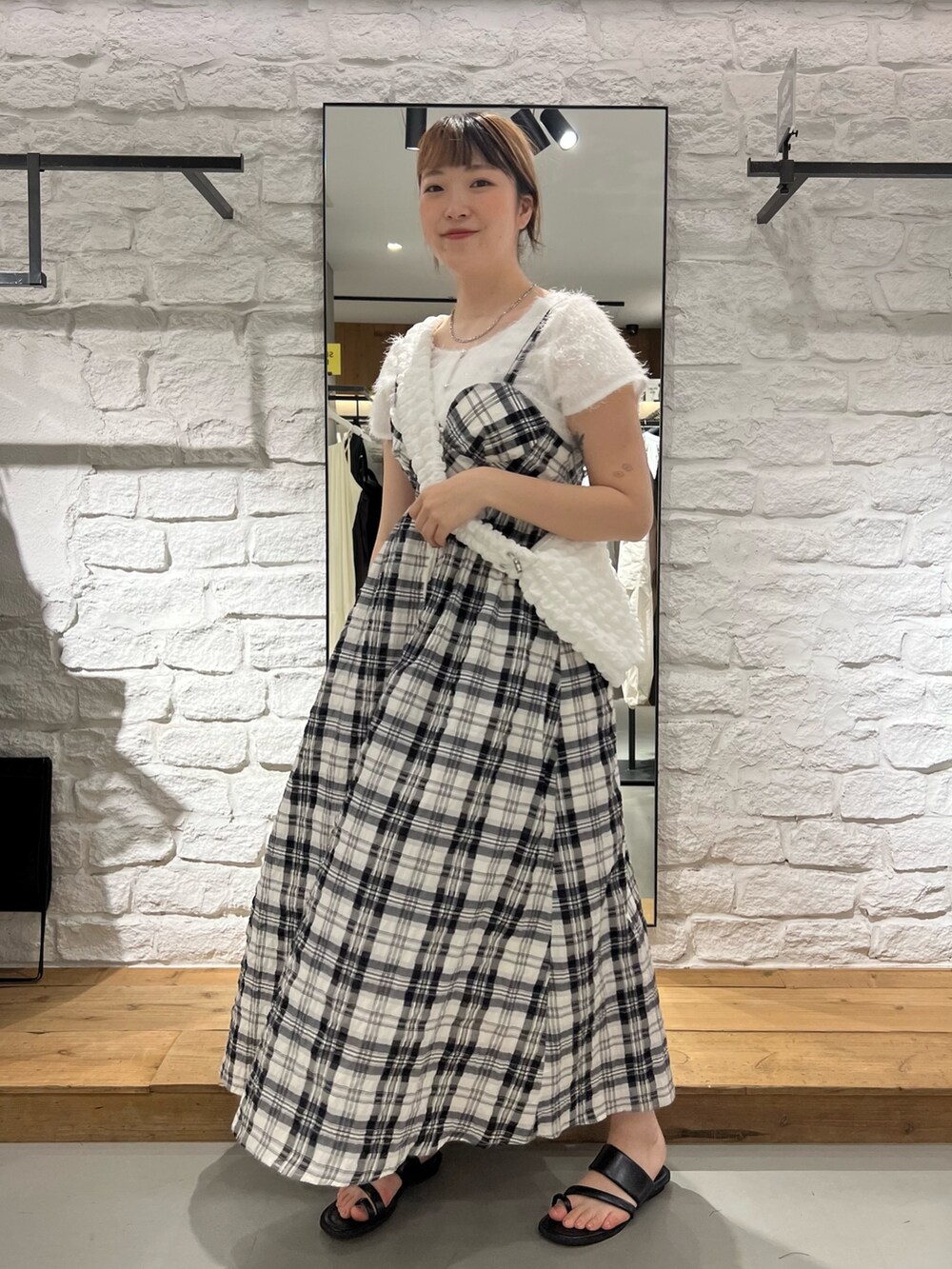 ホワイト系のワンピース、ホワイト系のTシャツ/カットソー、ホワイト系のショルダーバッグを着用したレディースの夏コーディネートの3枚目の写真