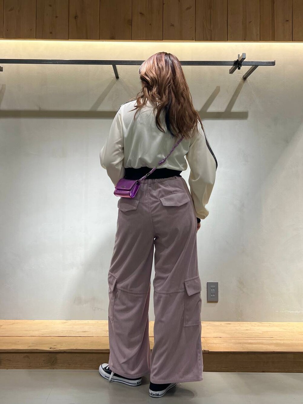 「体型カバー、差し色コーデ、着痩せ、骨格ストレート_PAGEBOY、モテ、スニーカー、ワイドパンツ、高身長」｜「PAGEBOYのラメラインショートトラックジャケット（ジャージ、ホワイト系）」を使った、ちぃ。さん（骨格ストレート・レディース・165cm）の冬コーディネートの5枚目の写真