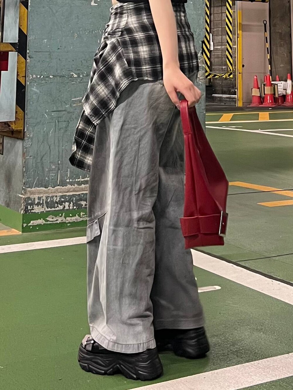 ブラック系のTシャツ/カットソー、ブラック系のサンダル、レッド系のショルダーバッグを着用したレディースの春コーディネートの6枚目の写真