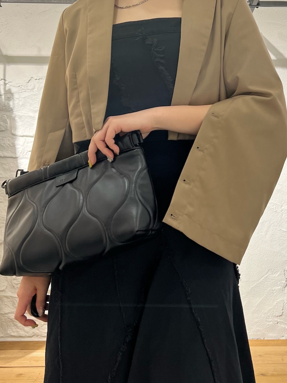 「高身長女子、165cm、ワンピース、ショートジャケット、ロングブーツ、クラッチバッグ」｜「PAGEBOYのLE VERNIS/キルティングクラッチバッグ（クラッチバッグ、ブラック系）」を使った、ちぃ。さん（骨格ストレート・レディース・165cm）の秋コーディネートの4枚目の写真