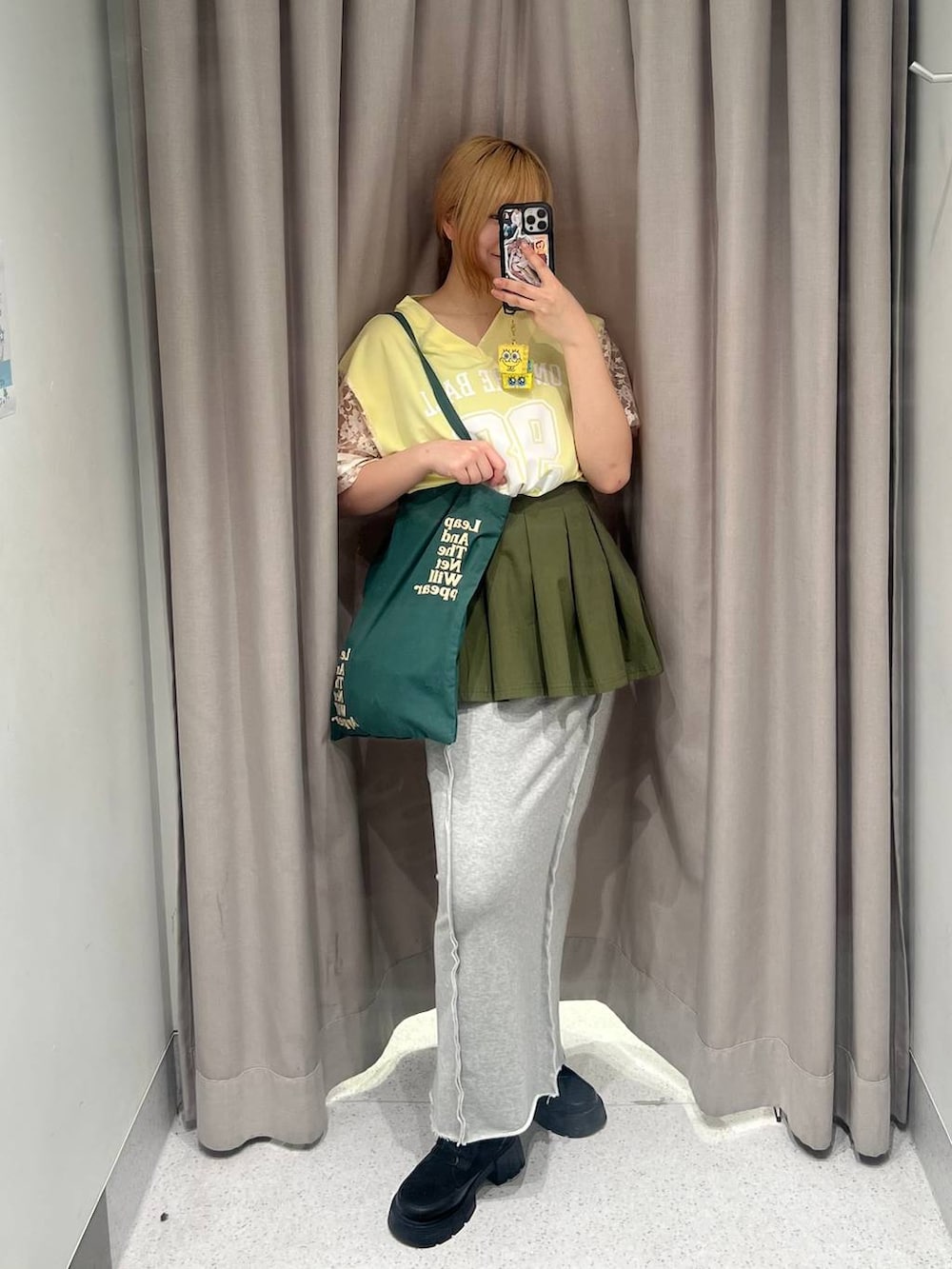 「オーバーサイズ、体型カバー、差し色コーデ、骨格ストレート、高身長、着痩せ、FOREVER 21、レイヤードスタイル、春コーデ、夏コーデ、スカート」｜「FOREVER 21の【2025SS】アソートロゴトート（トートバッグ、グリーン系）」を使った、ちぃ。さん（レディース・165cm）の春コーディネートの4枚目の写真